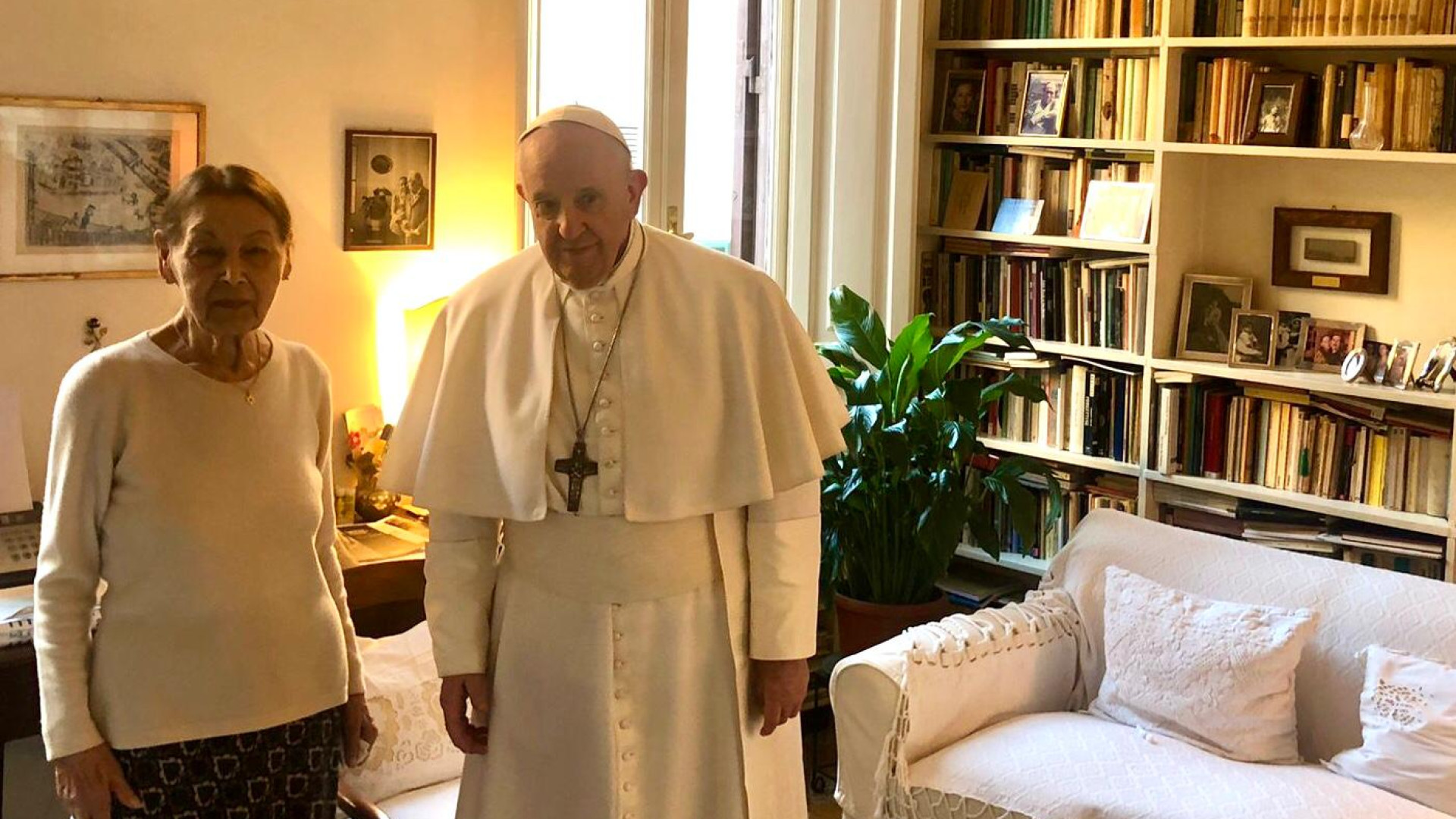 Papa Francesco a sorpresa visita la poetessa Bruck, sopravvissuta alla Shoah