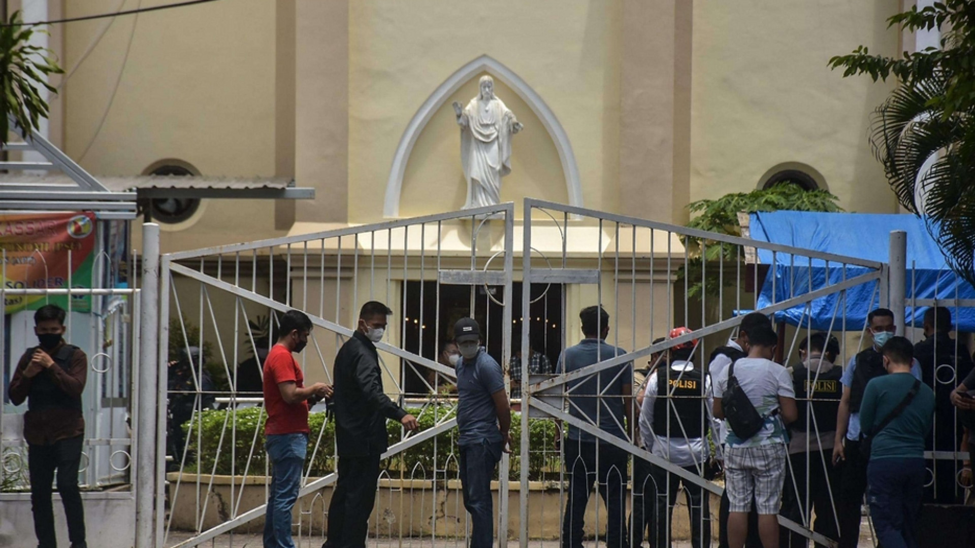 Domenica Palme, kamikaze jihadisti fuori dalla cattedrale. Decine di feriti