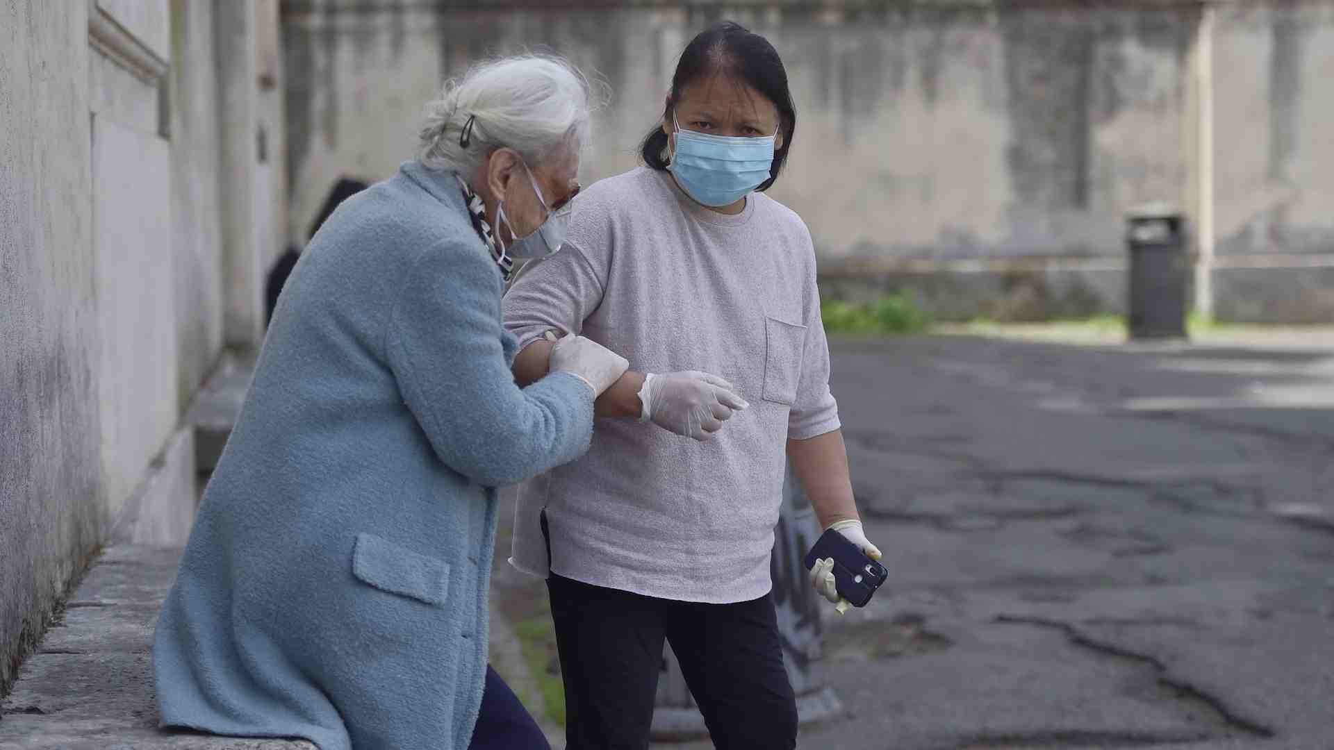 «Vaccinare subito colf, badanti e senzatetto»