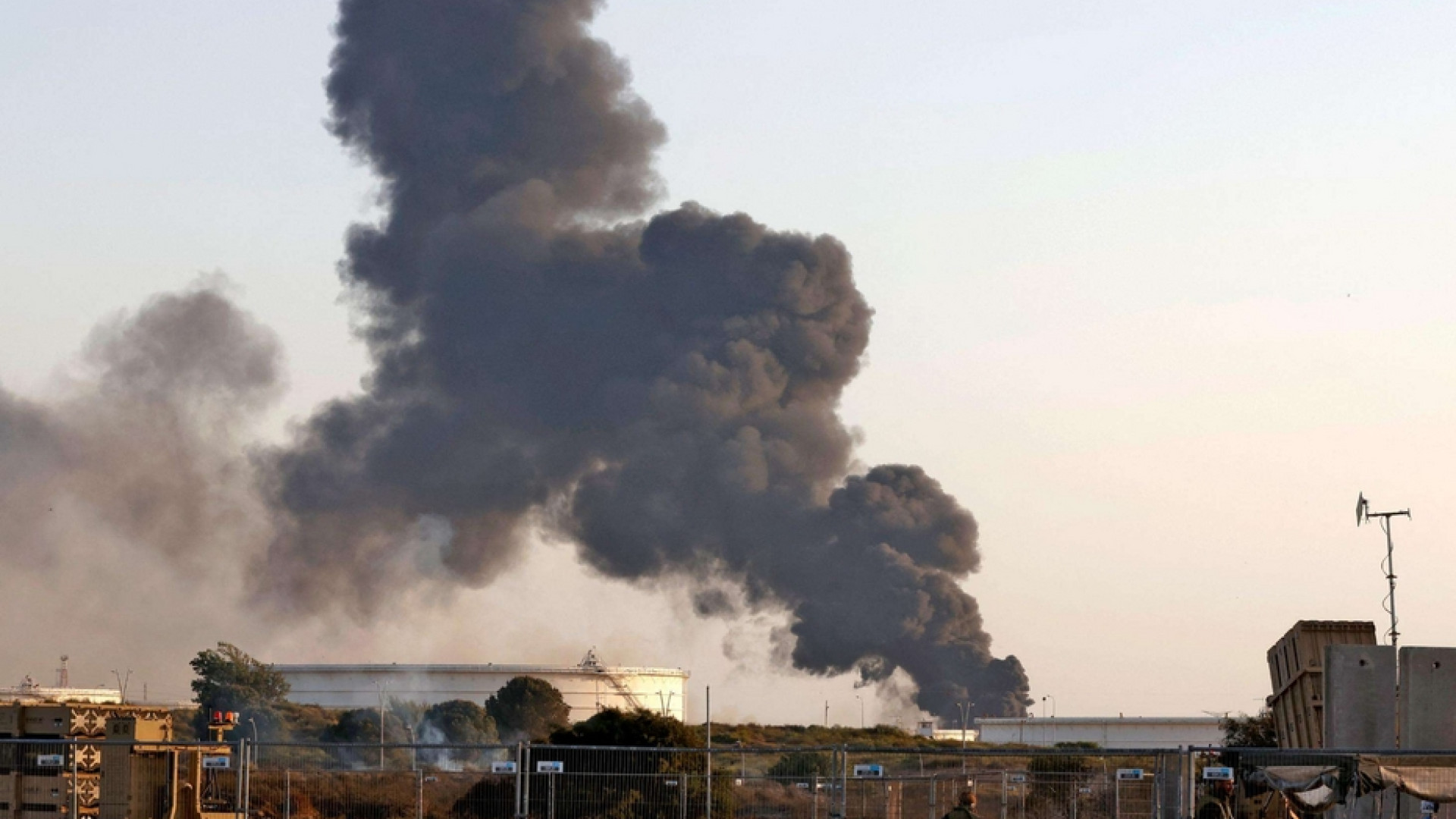 Razzi anche su Tel Aviv, raid contro Gaza. Ormai è guerra