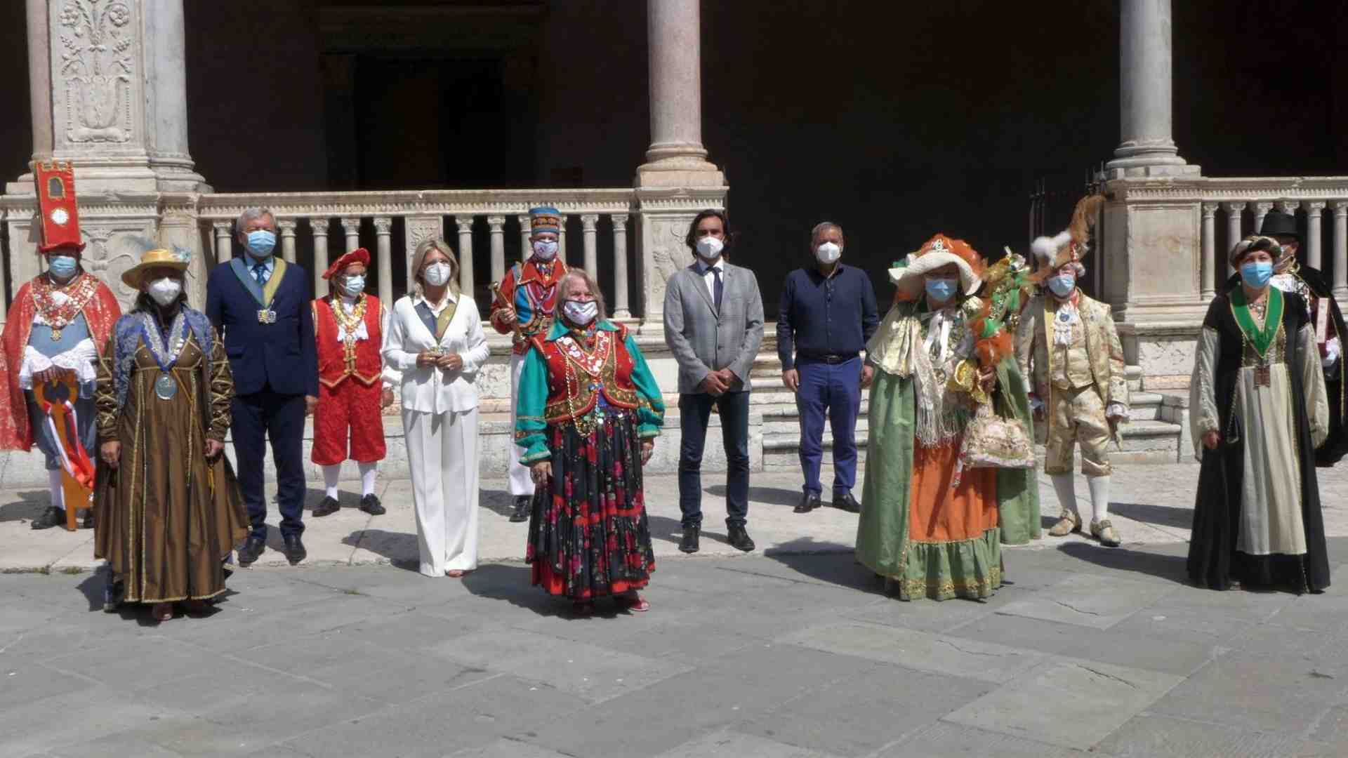 Estate in maschera? Non è uno scherzo di Carnevale...