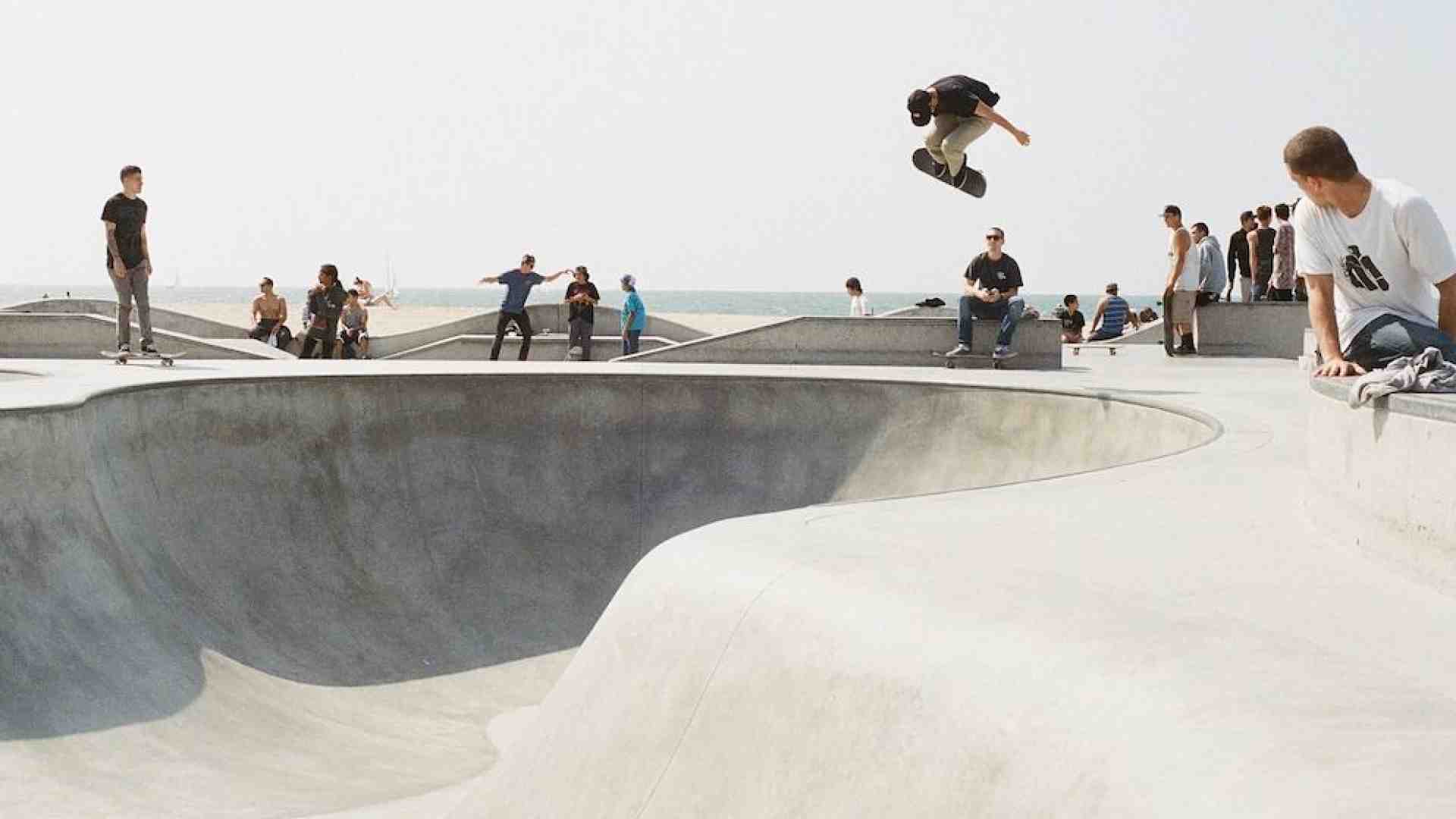 Sarà pure “da pazzi”, ma lo skateboard fa divertire i giovani come pazzi