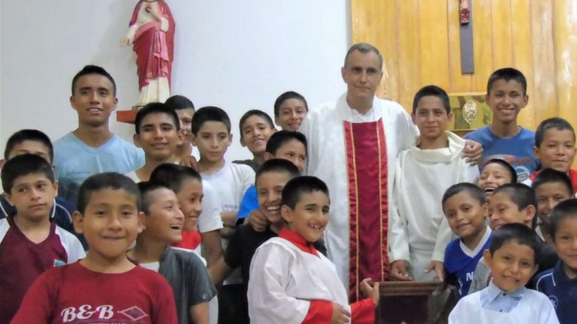 Si finse trafficante d'organi per salvare 14enne: prete premiato in Spagna