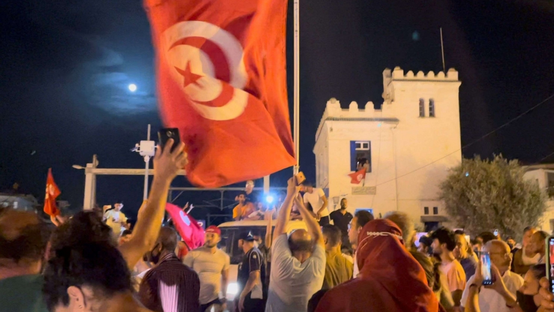 Caos Tunisia, il presidente Saied sospende il Parlamento e licenzia il premier