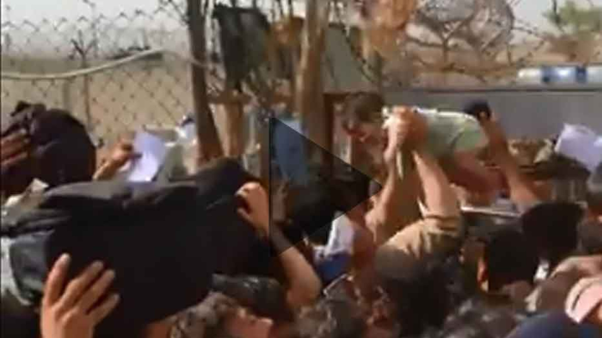 Kabul le donne lanciano i bambini oltre il filo spinato dell'aeroporto