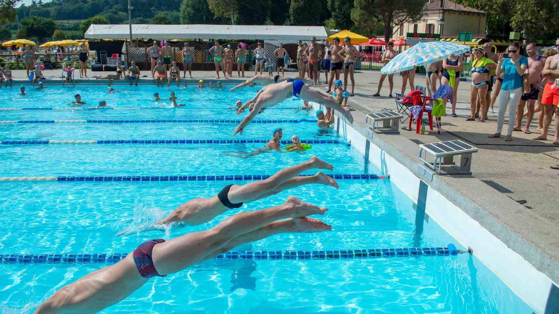 Nuotano 24 ore di fila per una buona causa