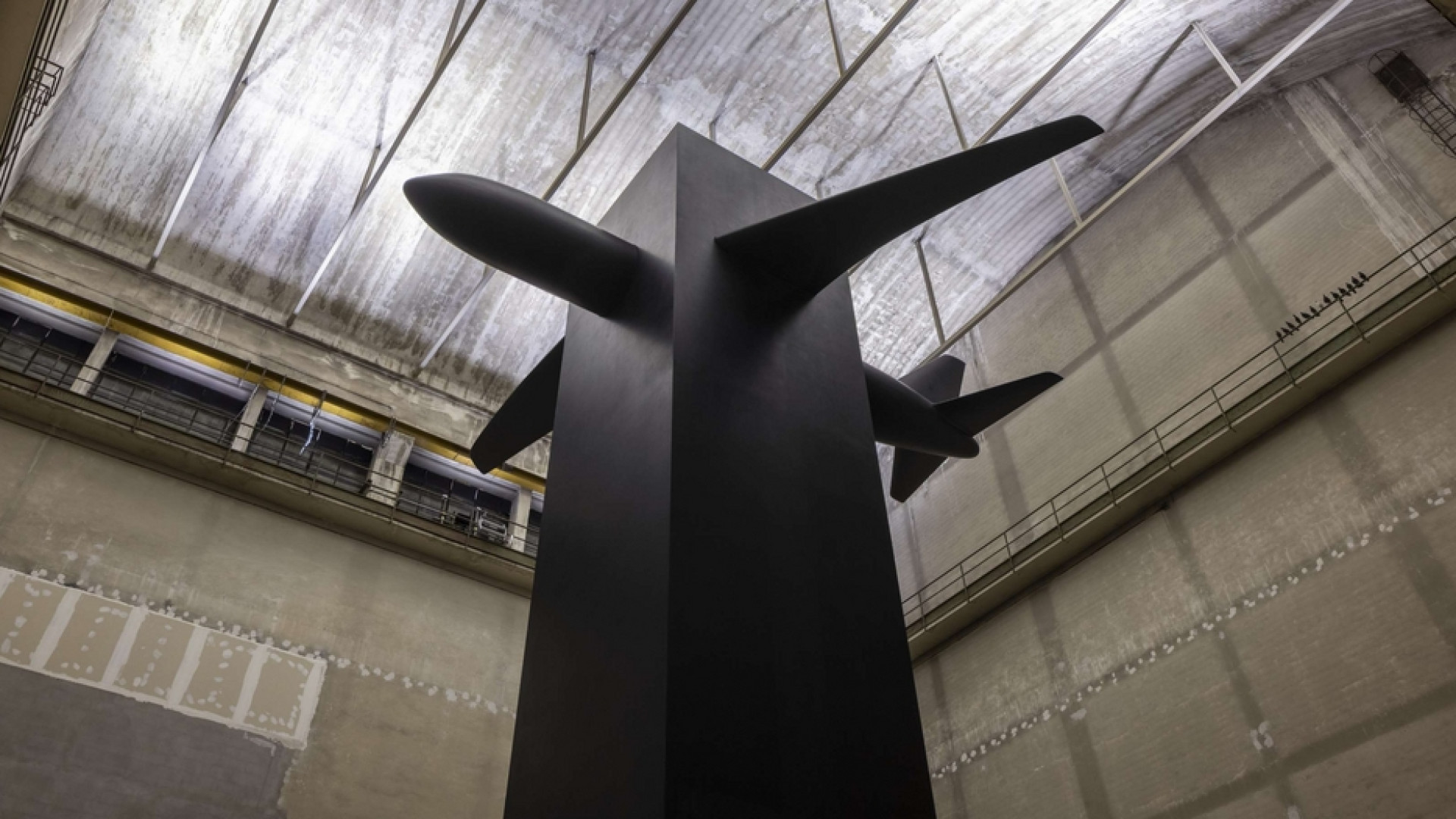 Maurizio Cattelan e il totem oscuro delle Torri Gemelle