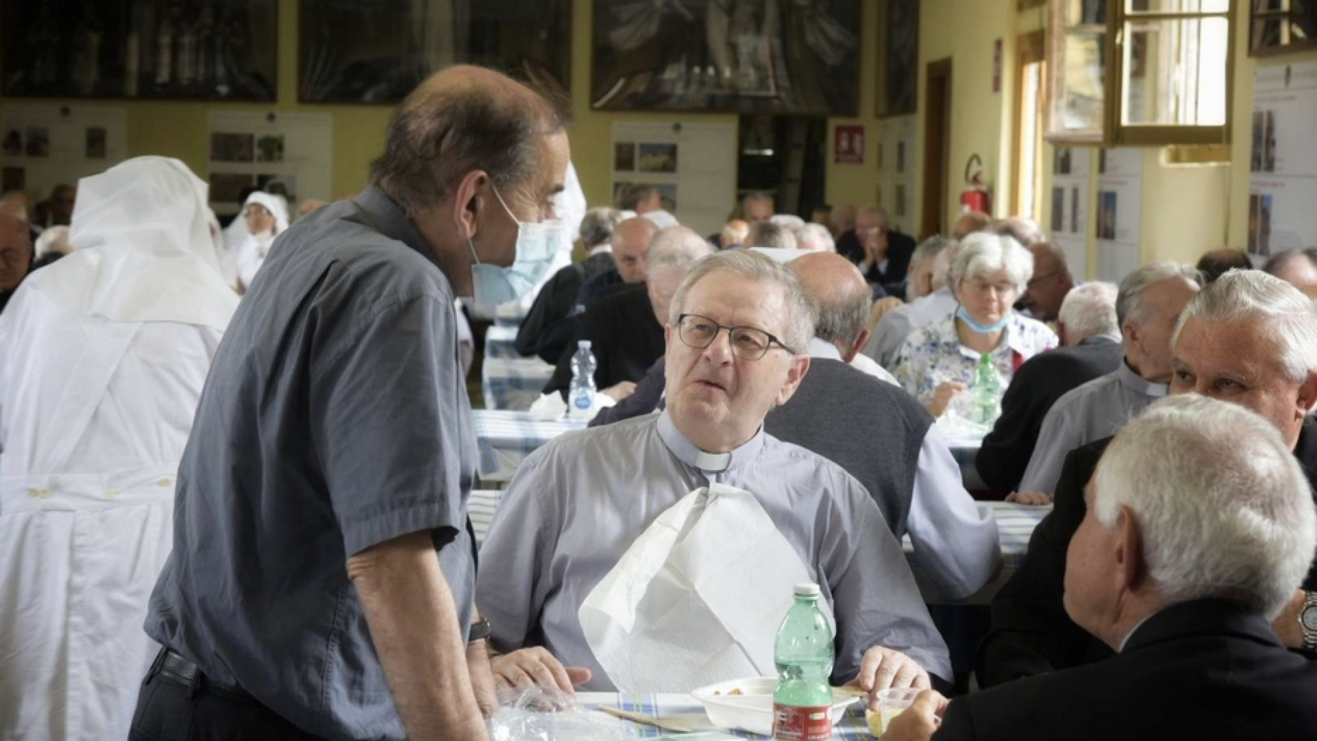 Il Papa ai preti malati: "La vecchiaia non è una malattia ma un privilegio"