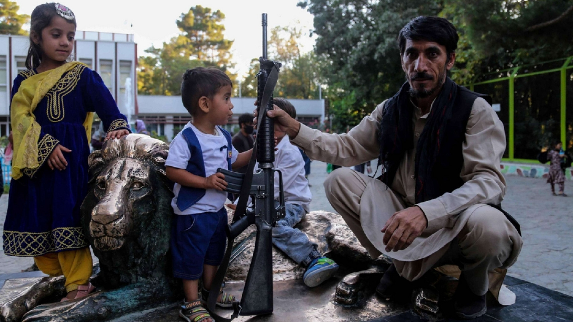 Scuole aperte, solo per maschi. Gli Usa ammettono la strage di bambini