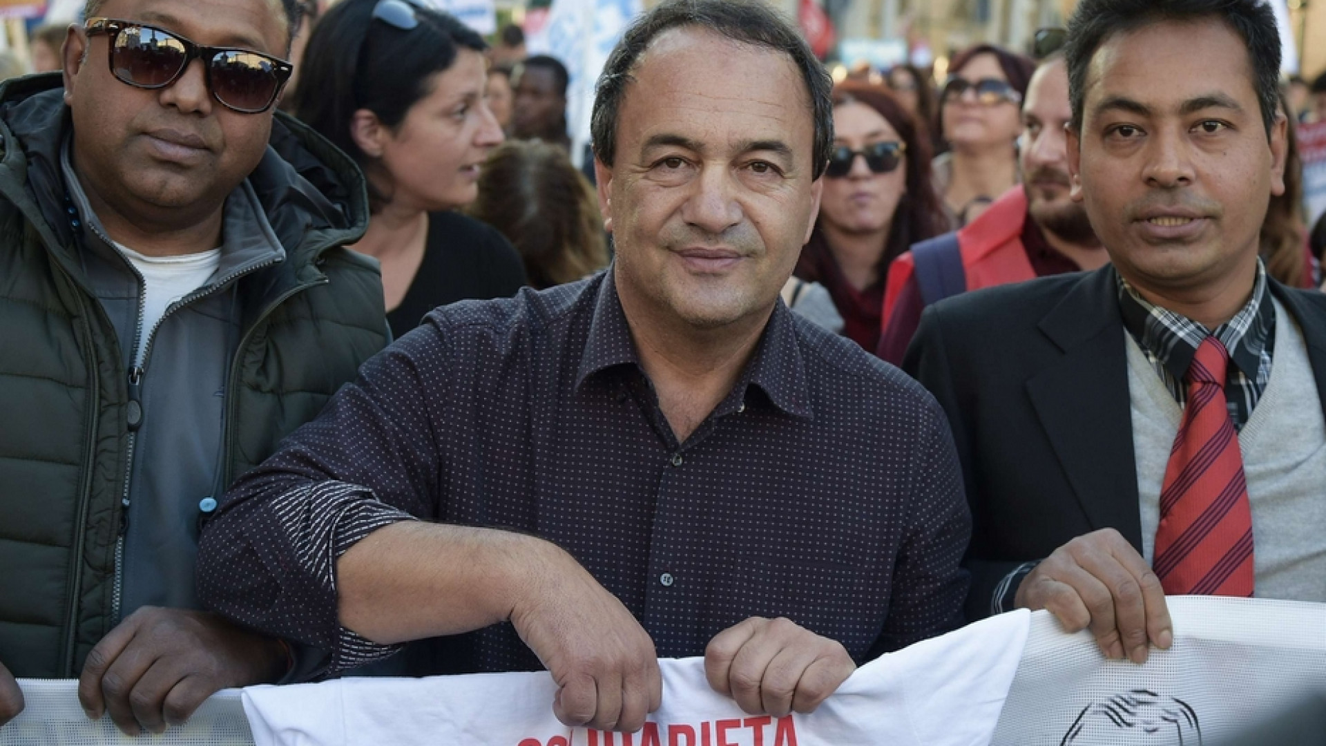 L'ex sindaco di Riace, Mimmo Lucano, condannato a 13 anni
