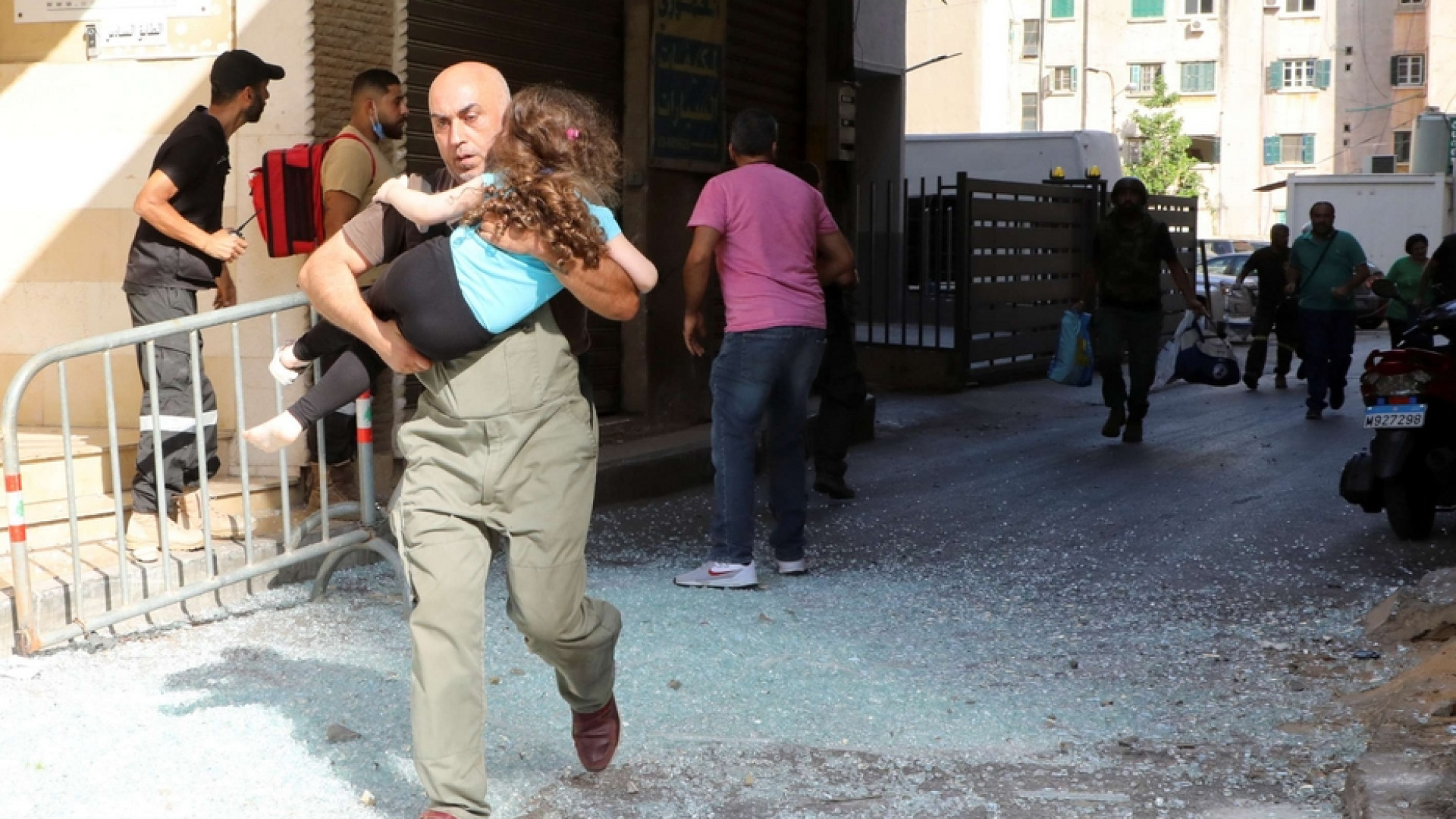 Esplode la crisi del Libano, cecchini sparano a Beirut: bagno di sangue