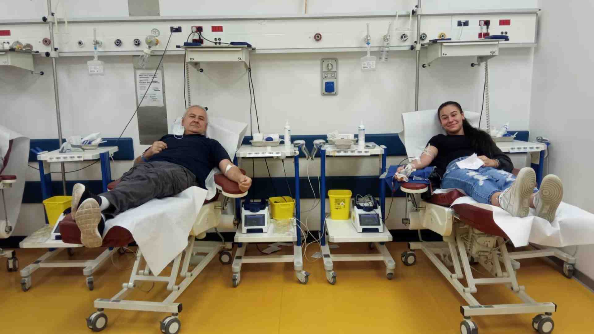 Papà e figlia donano il sangue insieme