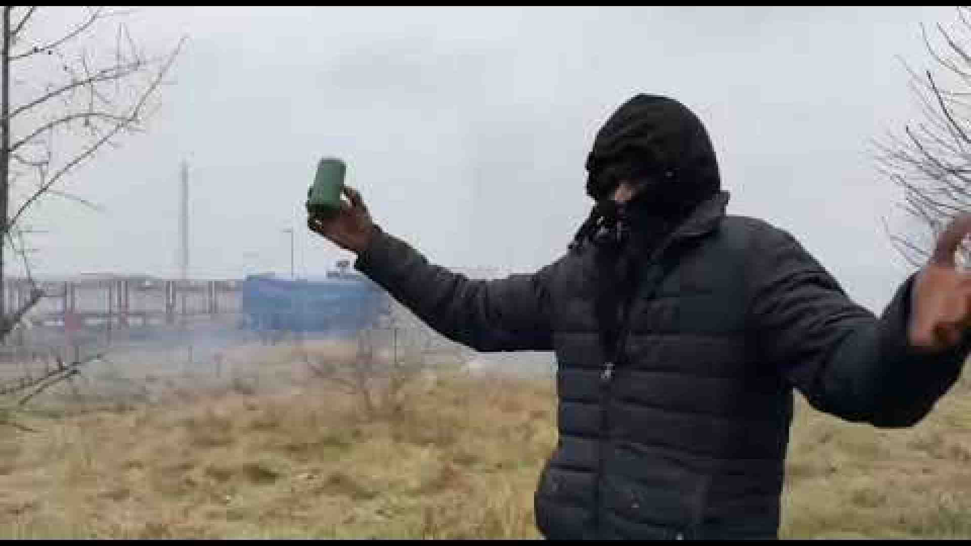 Assalto alle barriere polacche, idranti e gas lacrimogeni contro i migranti