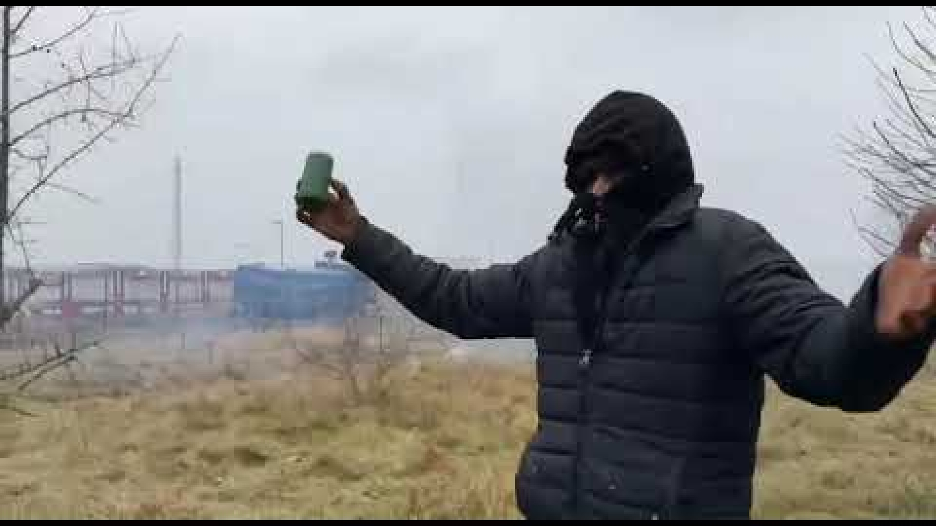 Assalto alle barriere polacche, idranti e gas lacrimogeni contro i migranti