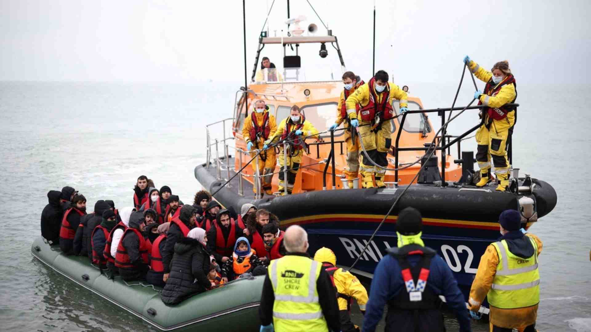 Naufragio nella Manica, una donna incinta e tre bambini tra le 27 vittime