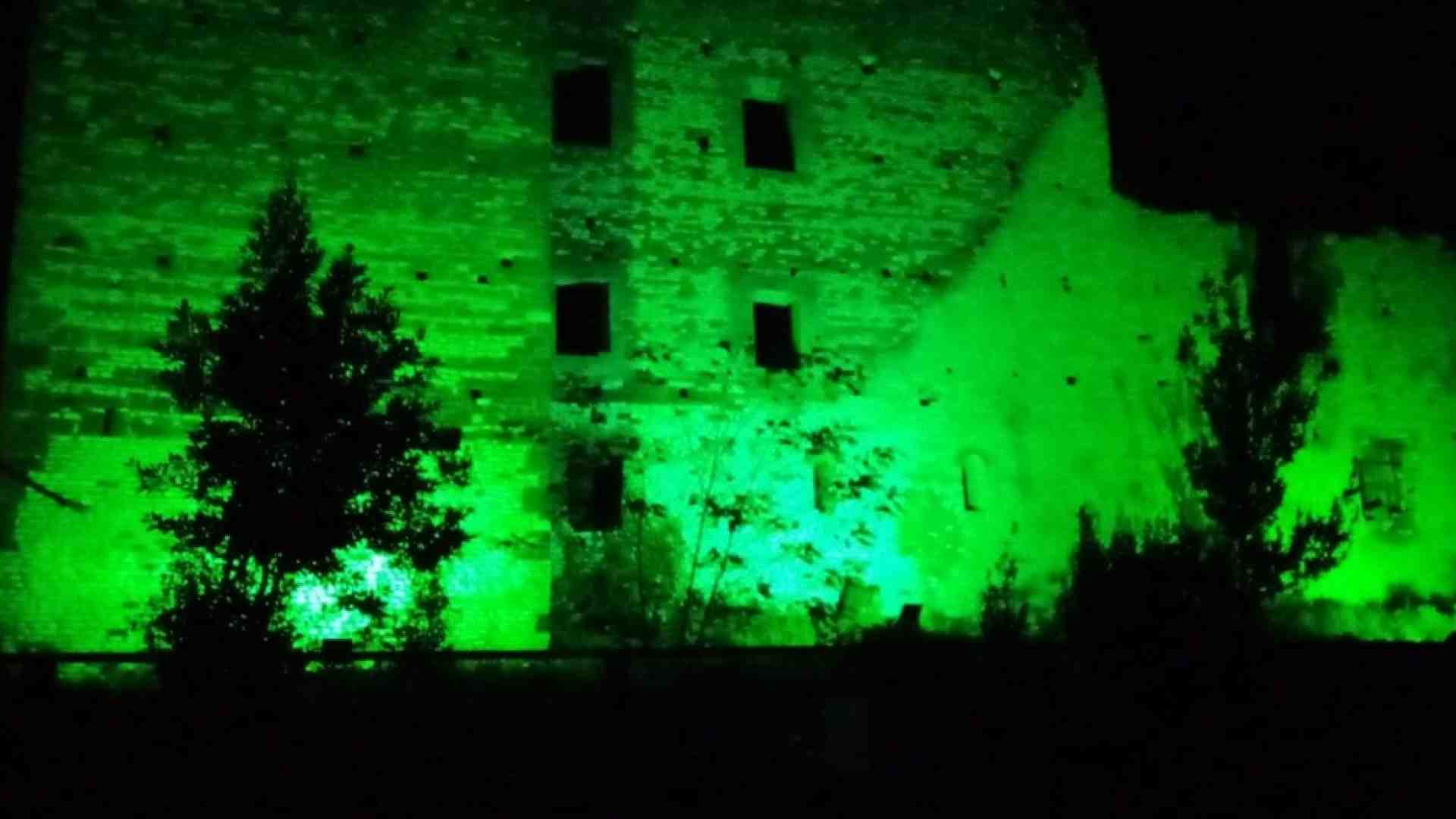 Migranti, il castello di Colleferro illuminato dalle Lanterne Verdi