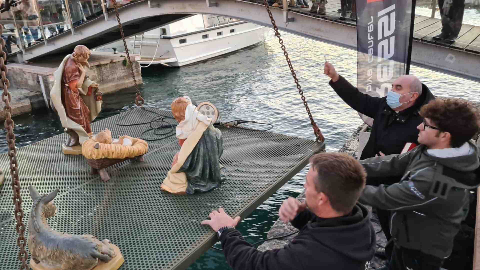 A Bardolino la natività illuminata nelle acque del Garda