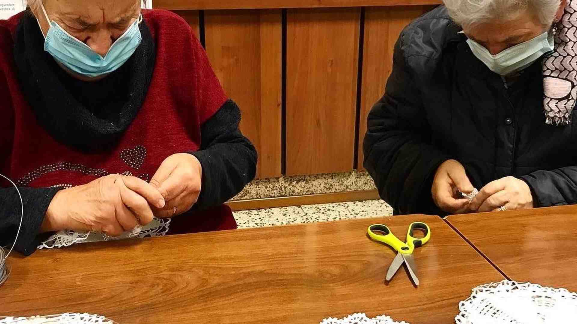 Qui le luminarie natalizie sono fatte di... centrini realizzati dalle volontarie