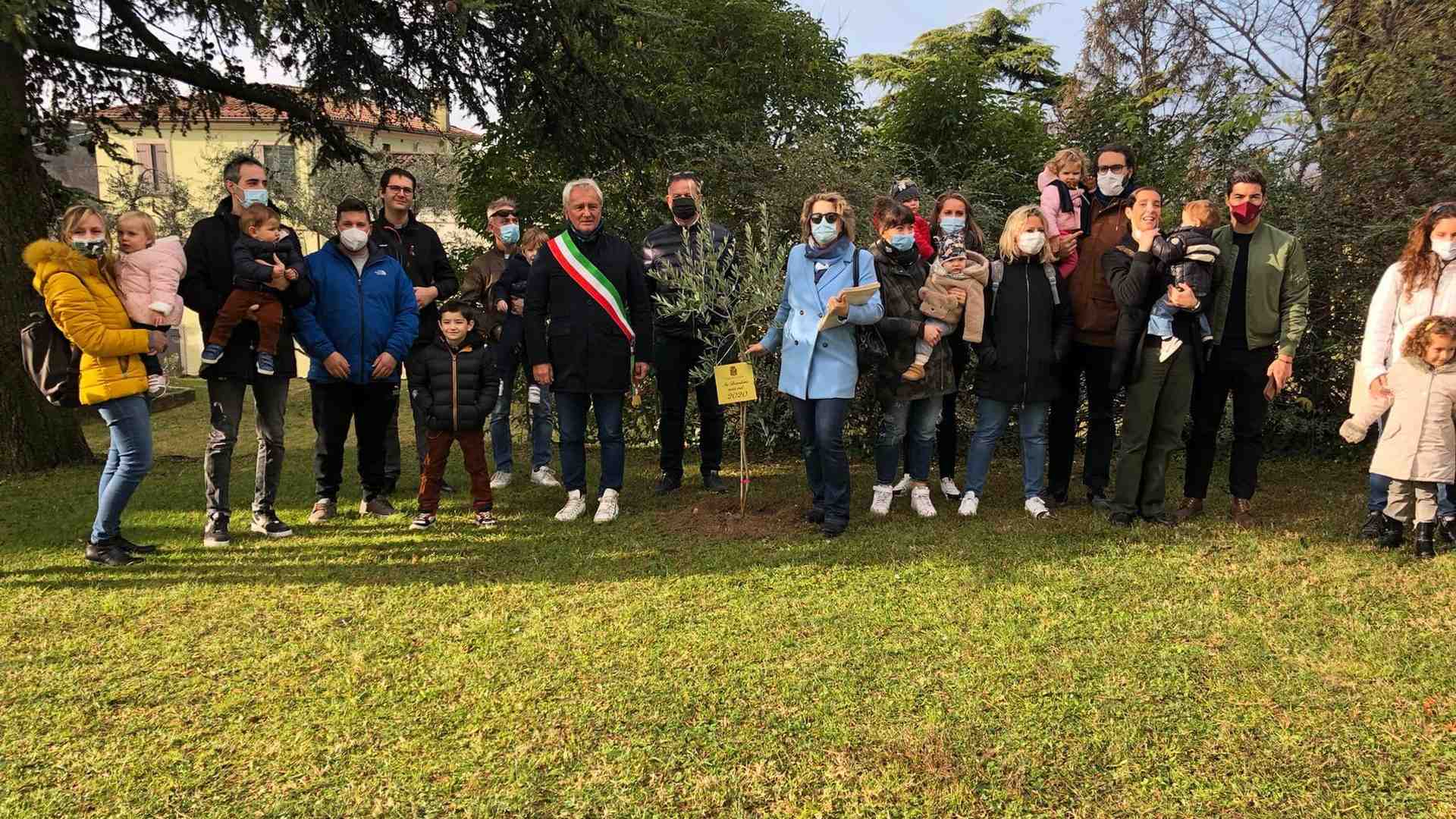 Piantare noccioli fa crescere solidarietà e ambientalismo