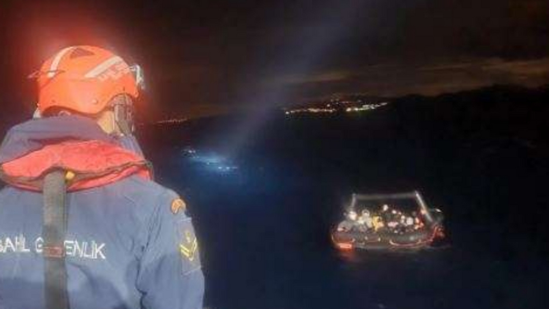 I bambini «lanciati» alla deriva. Così la Grecia respinge i migranti