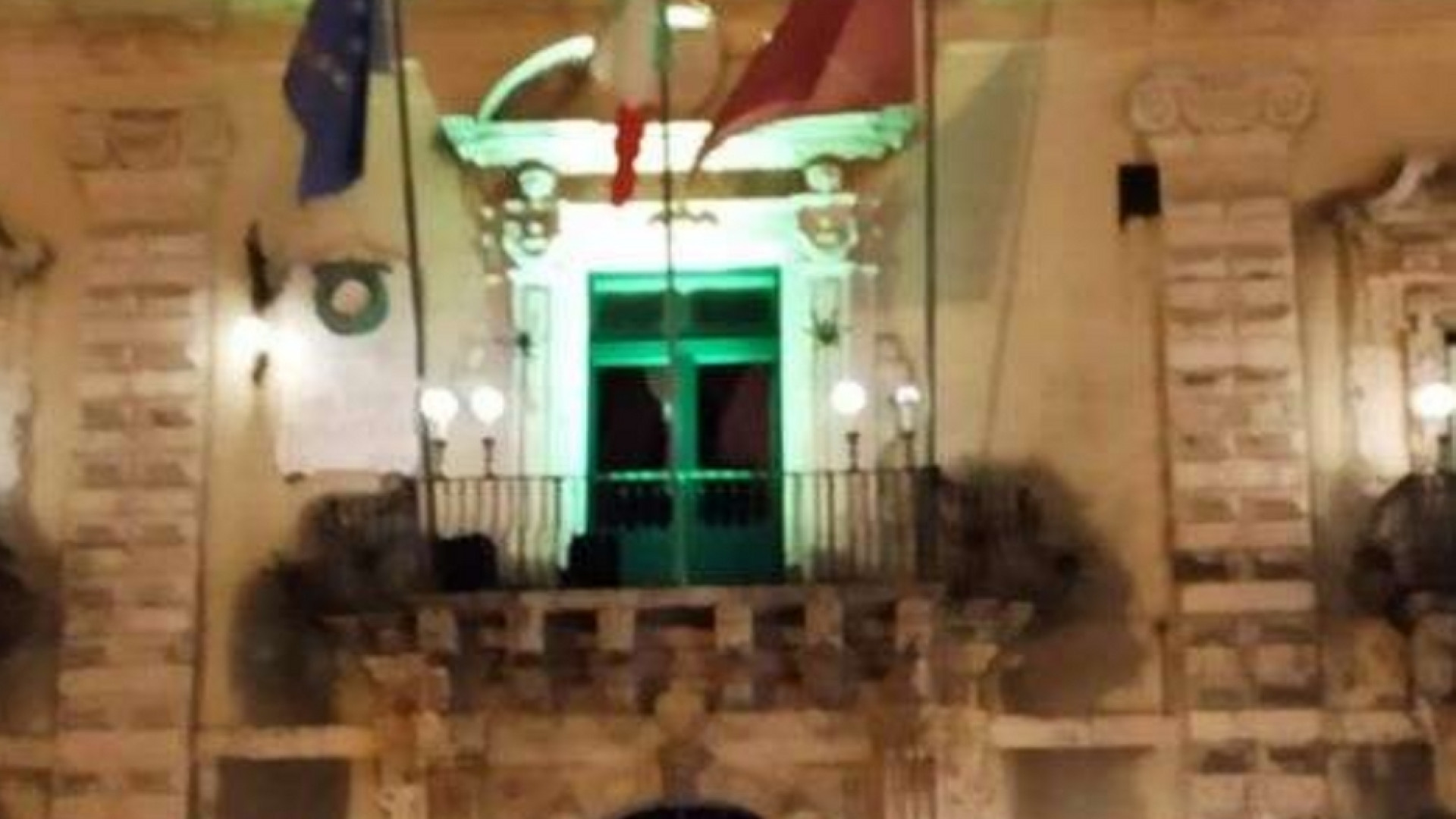 Lanterne verdi in solidarietà con i migranti, l'Italia accesa