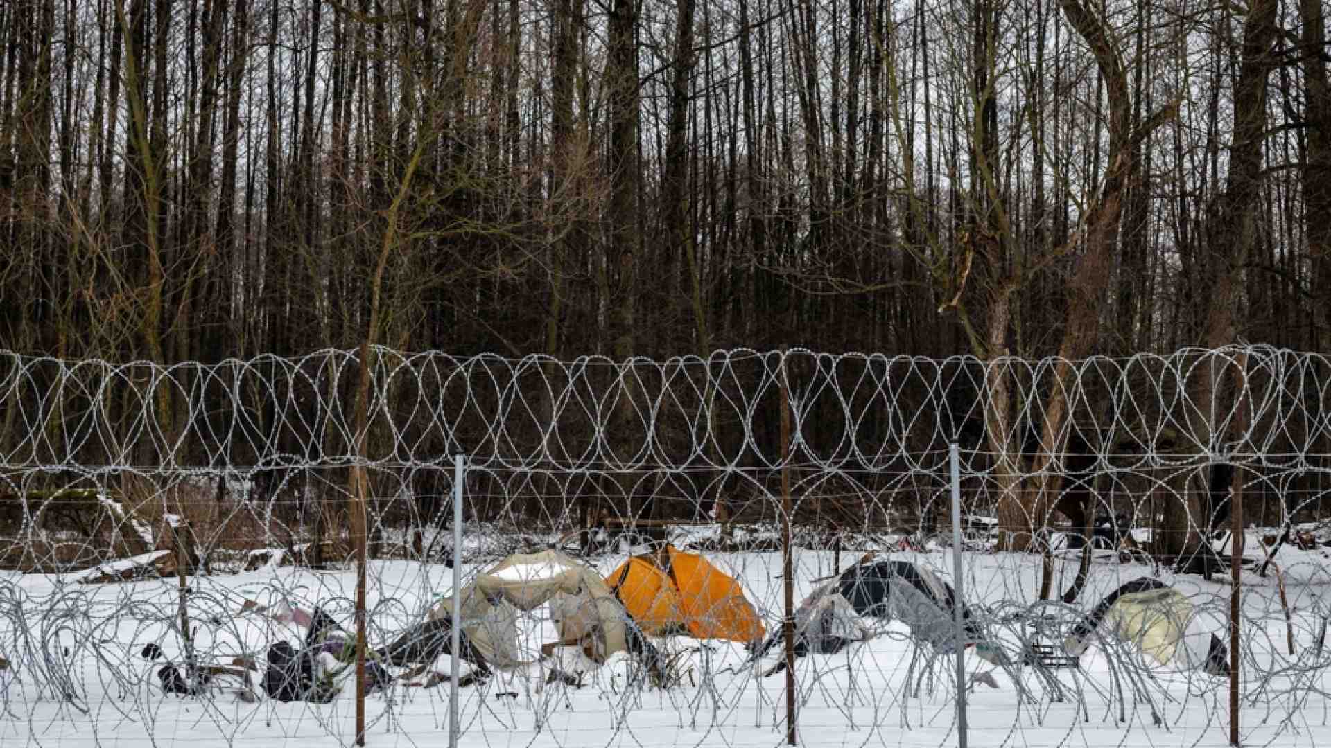 La Polonia avvia la costruzione del muro antiprofughi. L'opposizione: vergogna