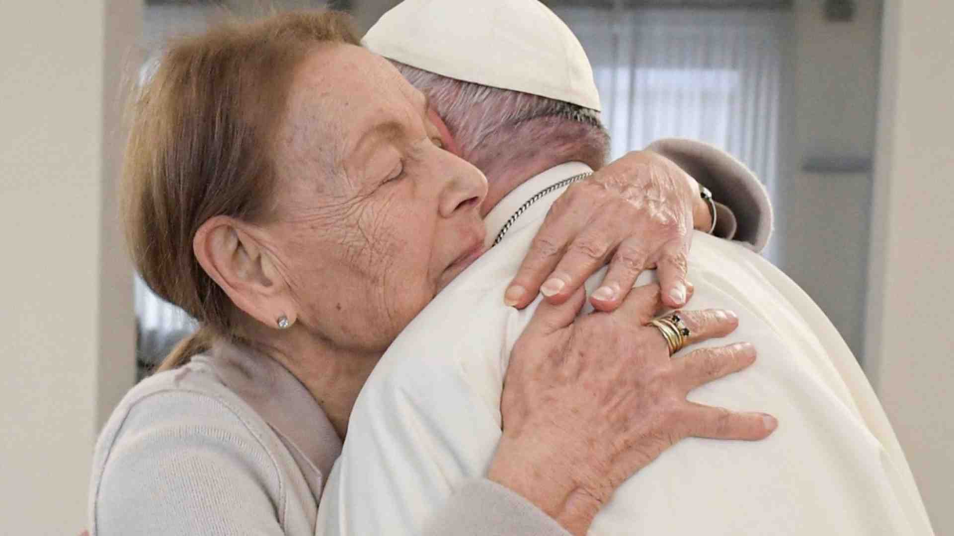 Il nuovo abbraccio tra il Papa e Edith Bruck: tramandare la memoria ai giovani