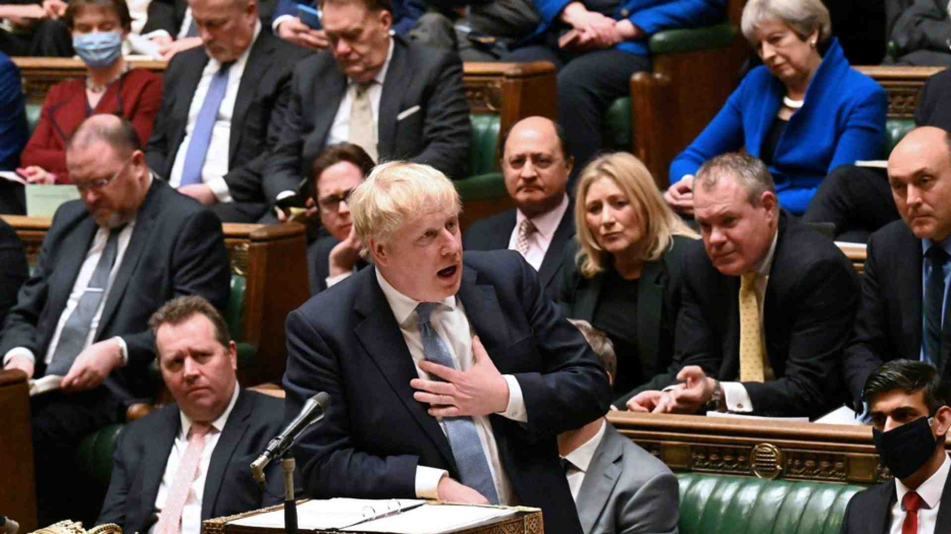 Il dossier sul party gate travolge Johnson. Il premier si scusa, ma non molla
