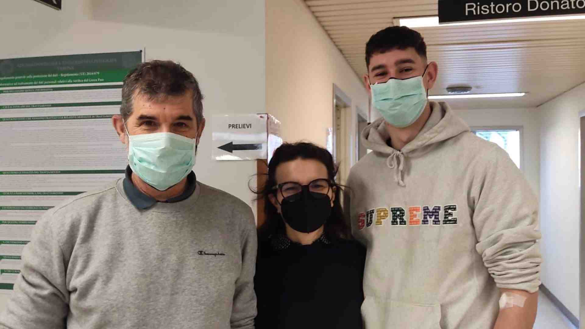 Padre e figlio donano il sangue insieme: un esempio più "virale" del Covid