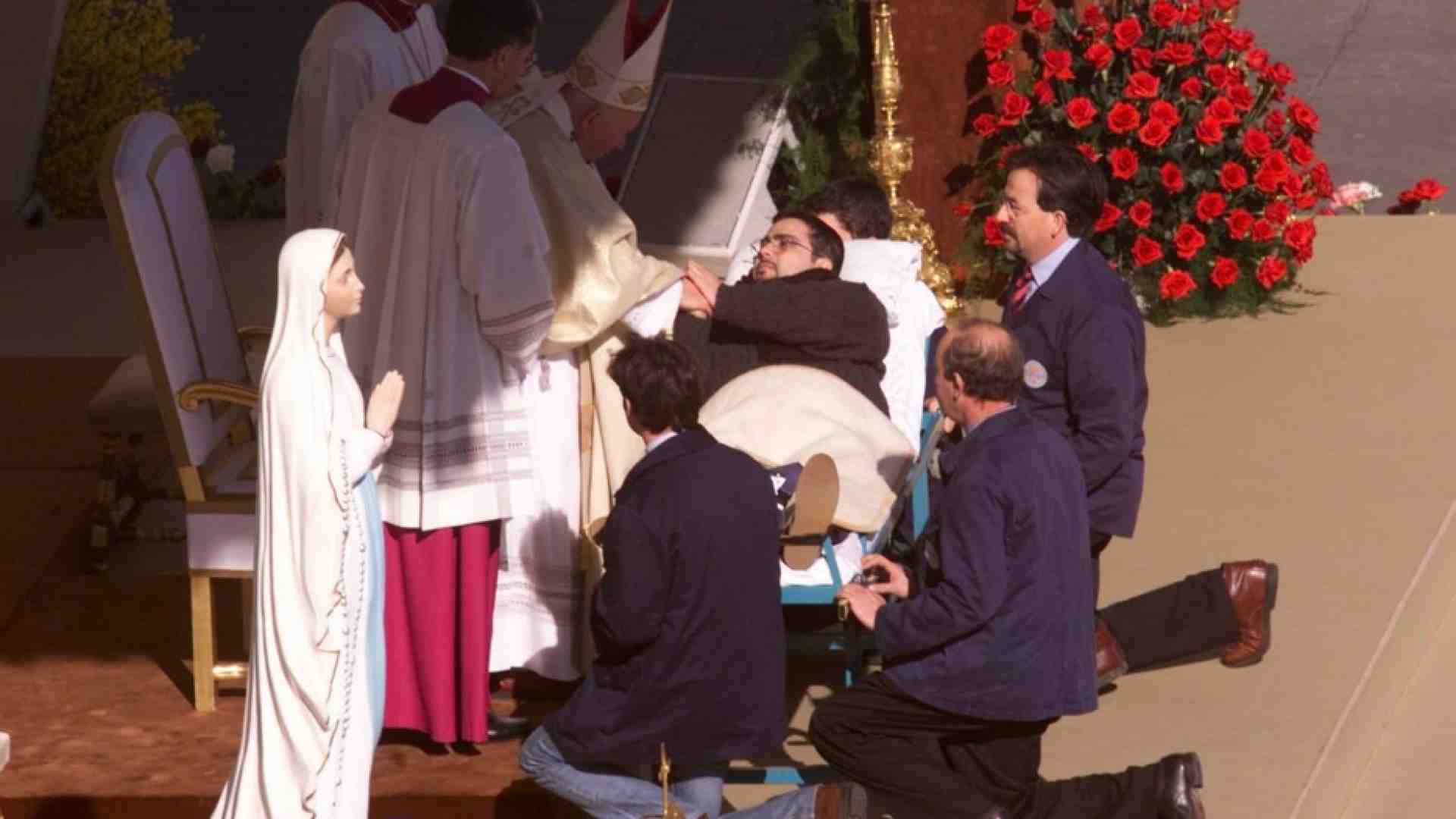 Giovanni Paolo II e le sue mani tese verso i malati per 30 anni