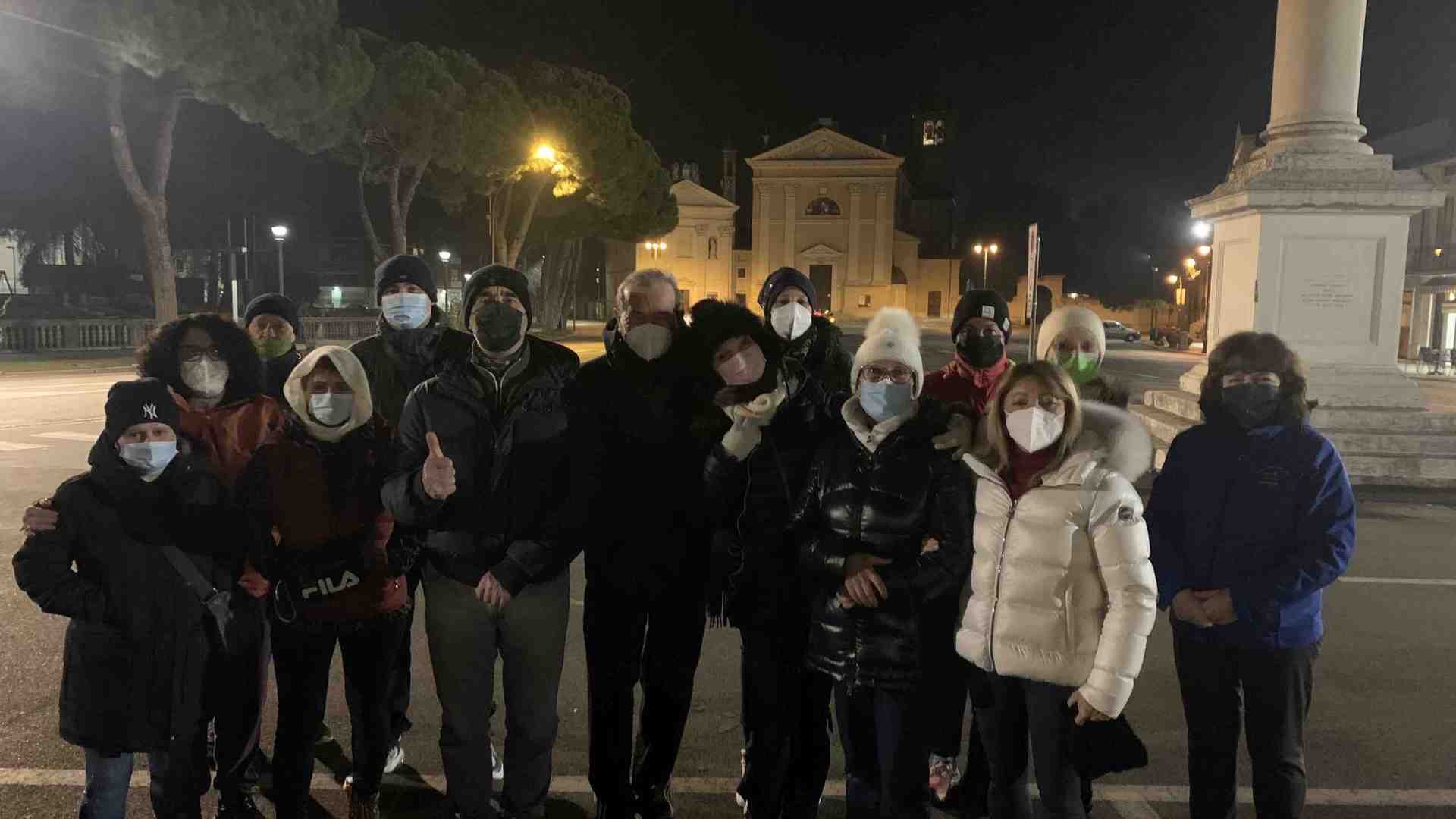 Camminano in gruppo solo quando cala la notte