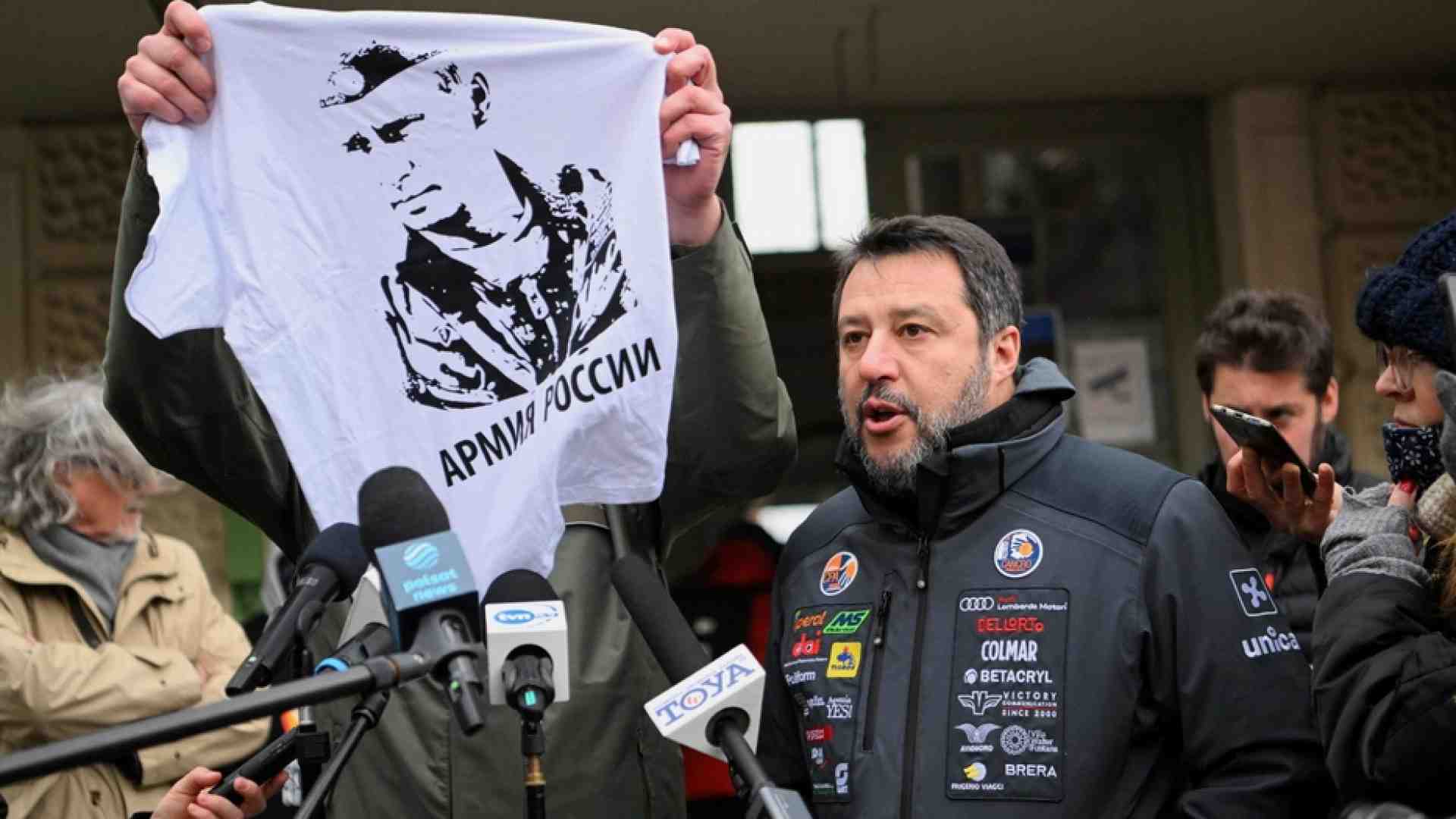 Salvini in Polonia, gli regalano la sua maglietta pro Putin e lo contestano