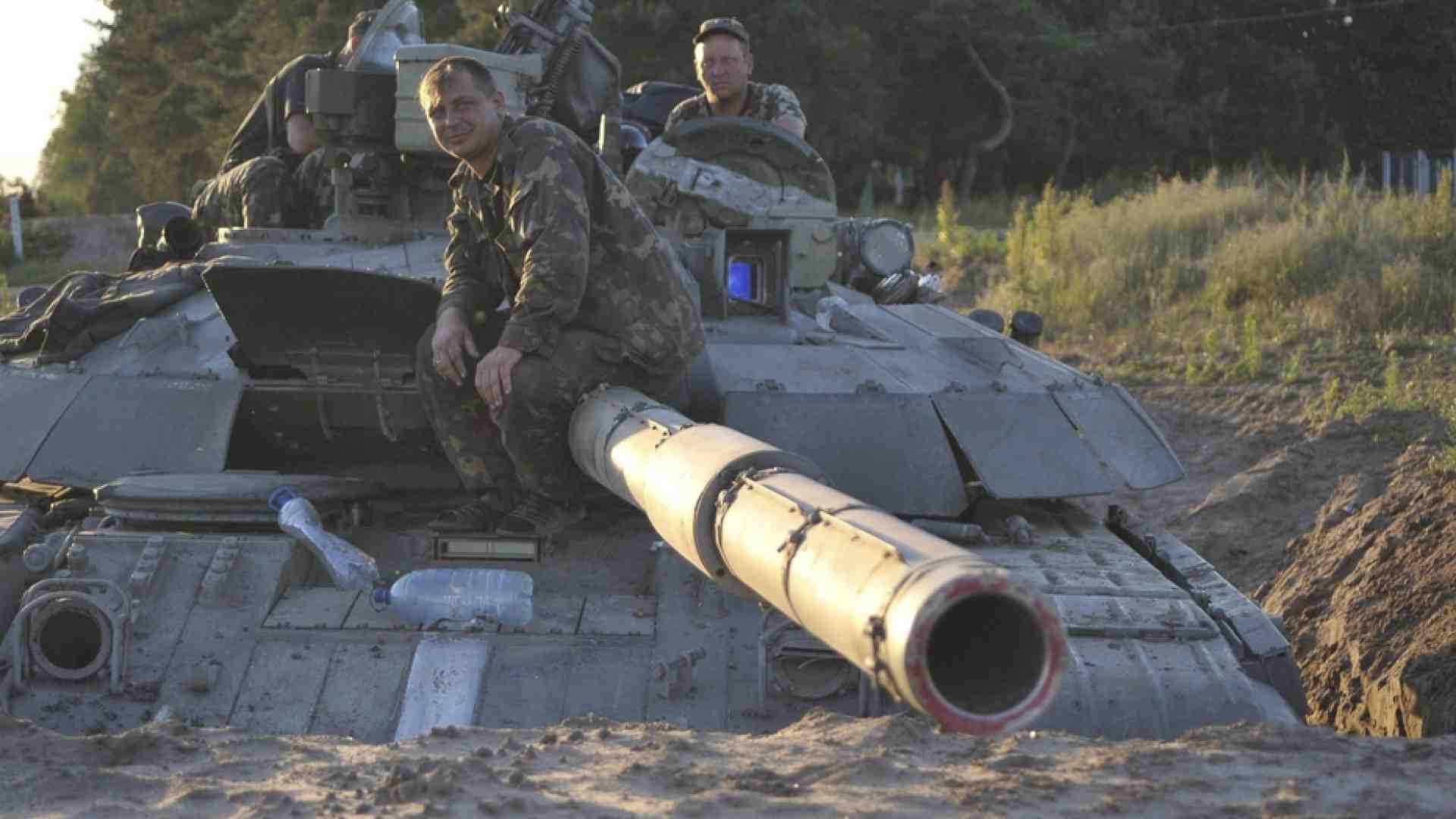 Sulle armi pesanti all'Ucraina, Scholz frena