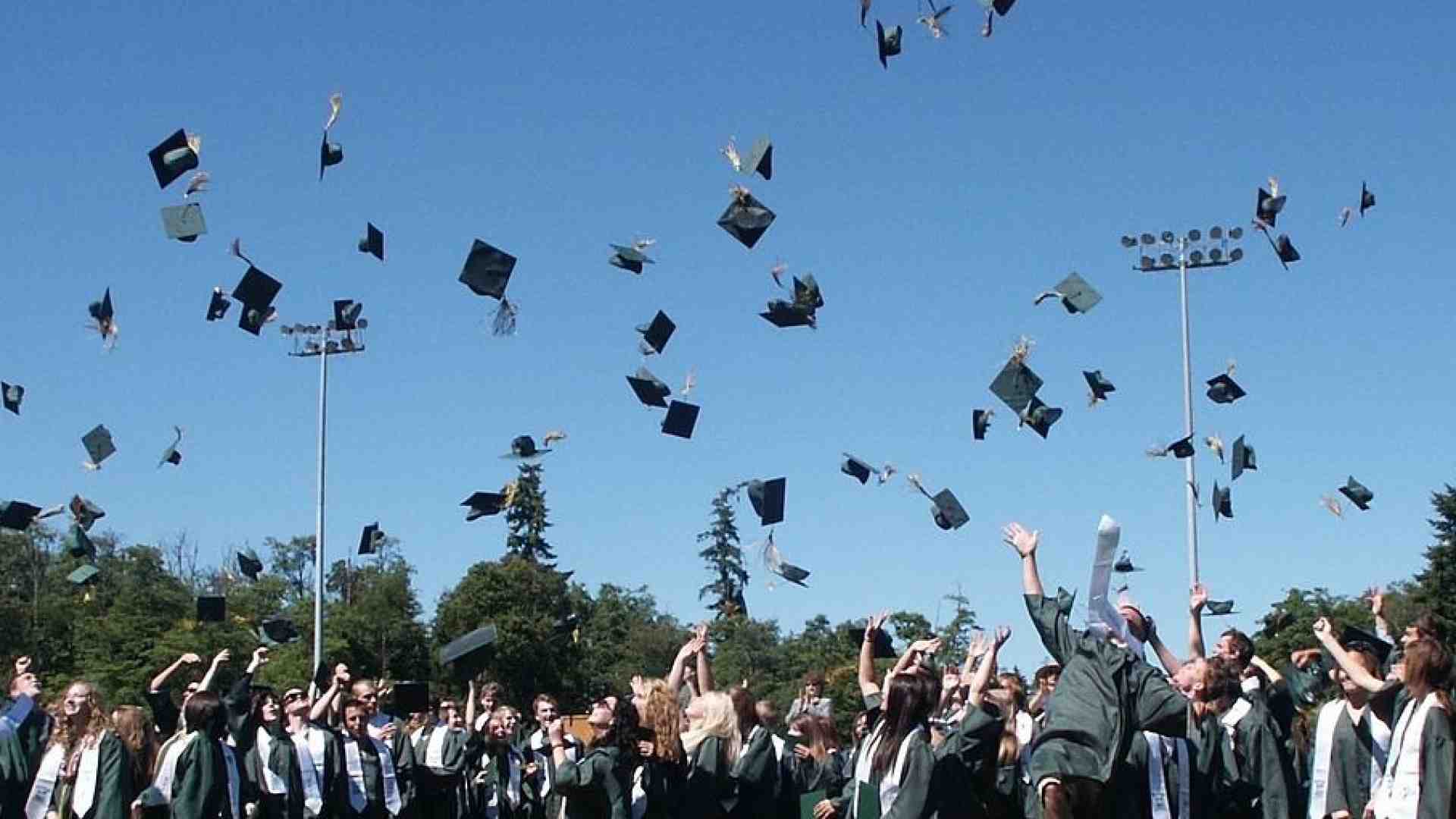 Gli alunni diplomati alle Seghetti tornano a scuola