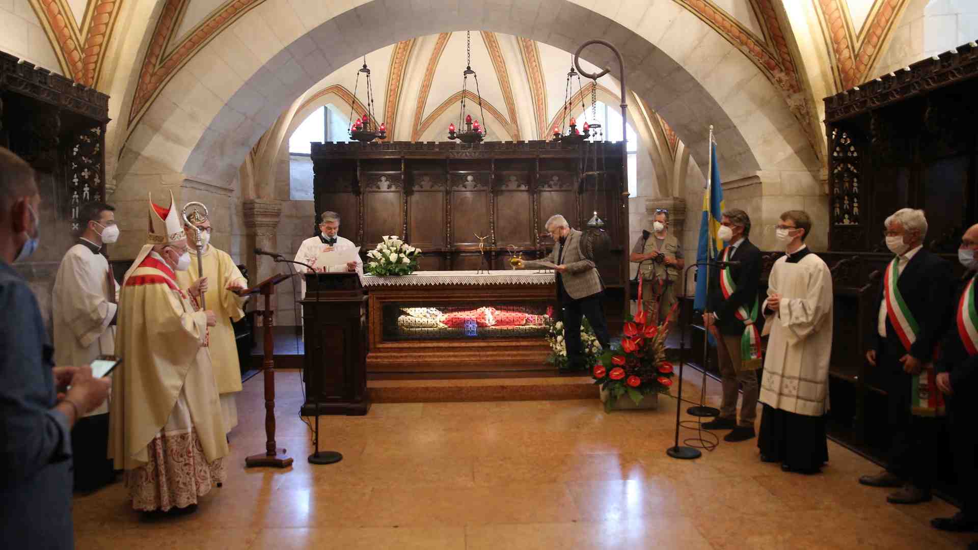 Il monito del Vescovo nel pontificale di San Zeno: «Il capitalismo sfrenato è un furto ai poveri»