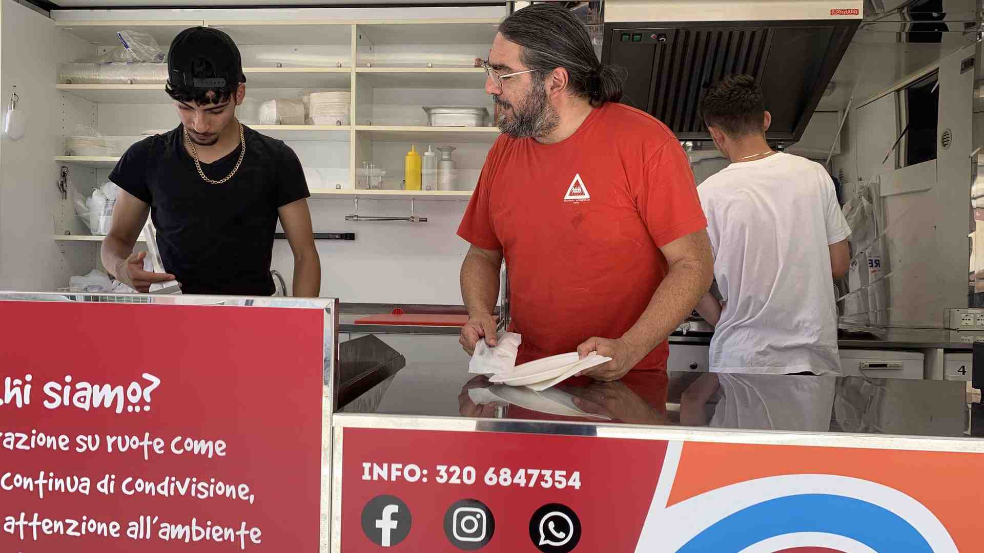 «Cosa prende?»: la cucina su ruote che aiuta i giovani
