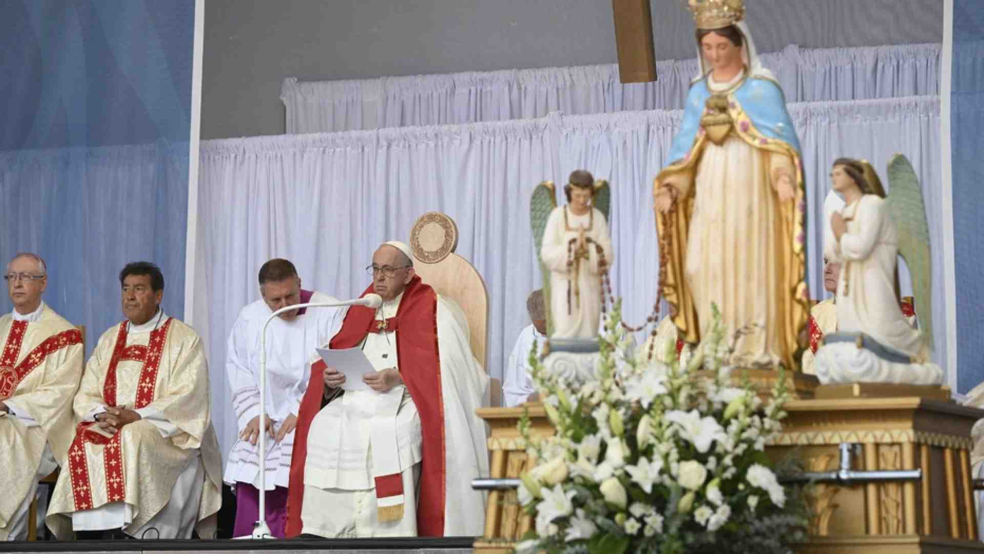 Il Papa nello stadio di Edmonton: grazie ai nonni la fede ha sapore di casa
