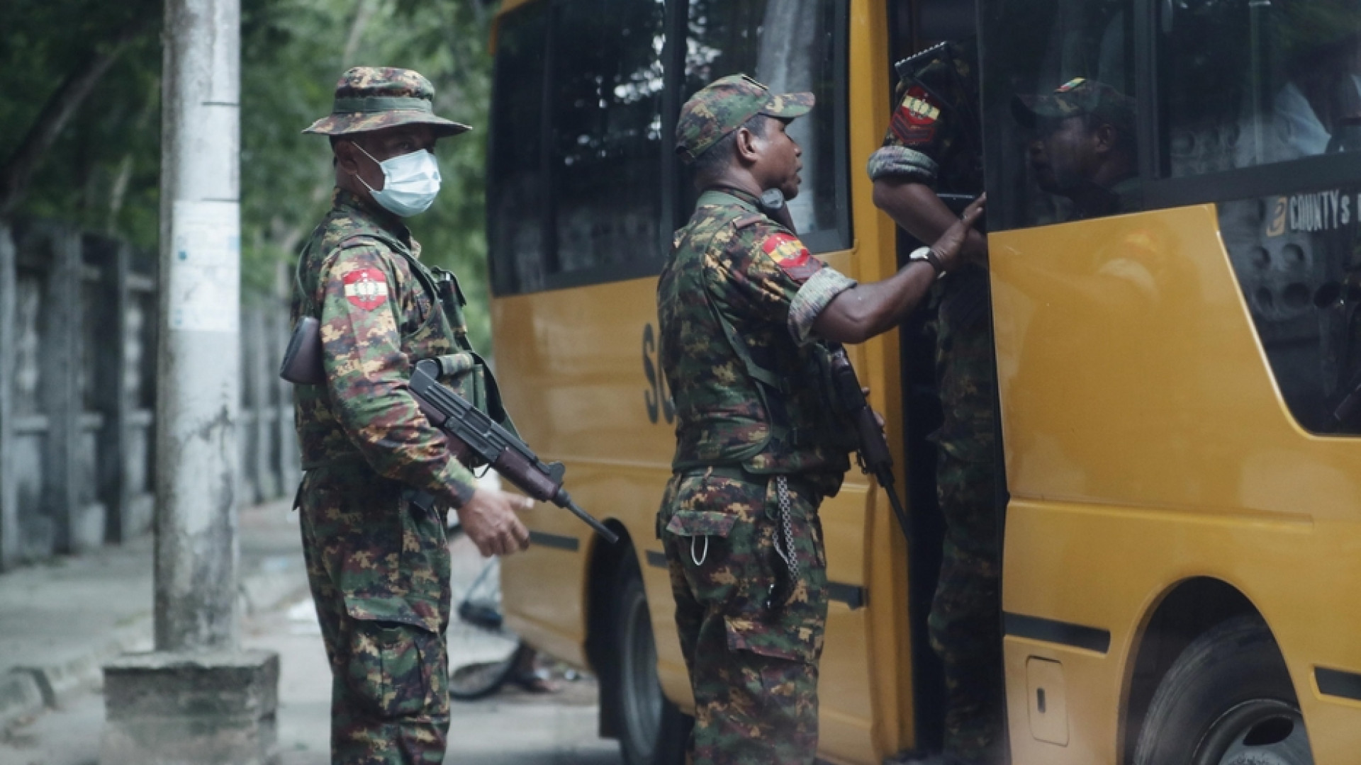 Ansa/Epa | Militari birmani di pattuglia ispezionano un autobus nel centro della capitale Yangon
