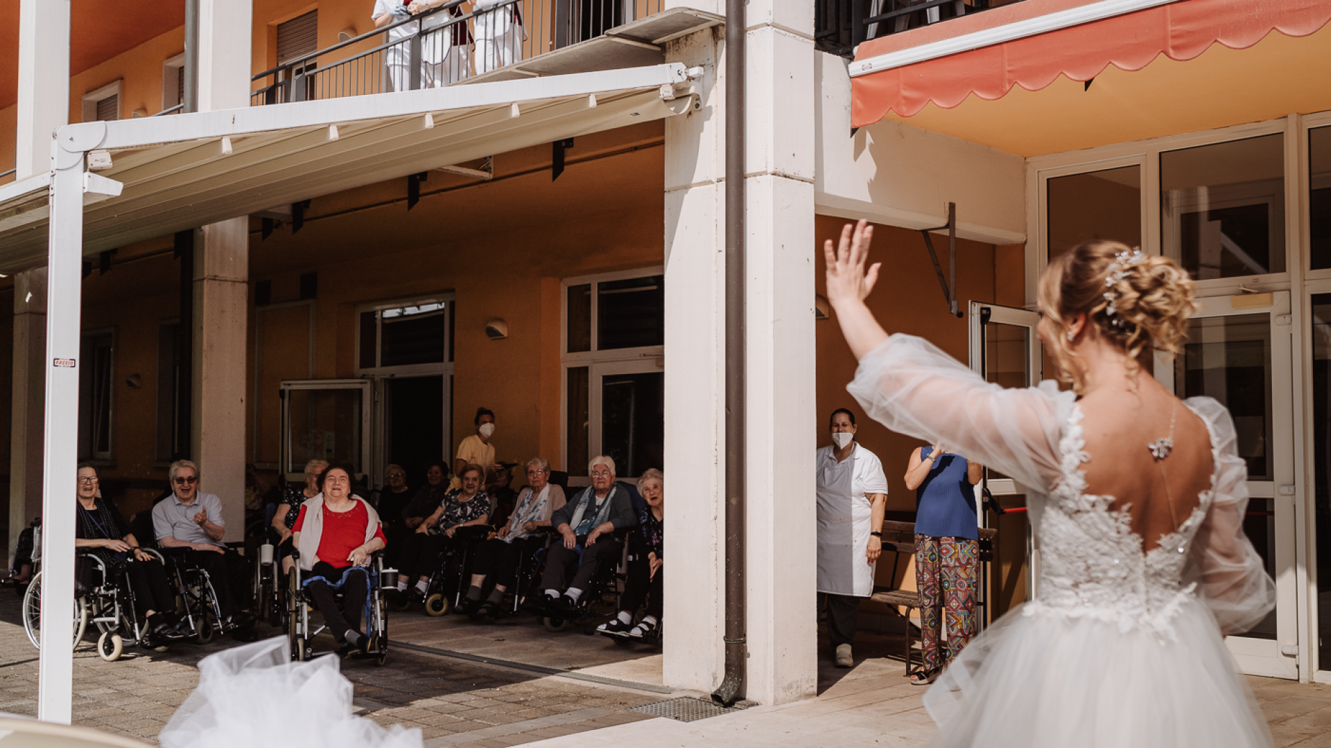 Arianna dice "sì", ma prima passa a salutare le amiche della casa di riposo