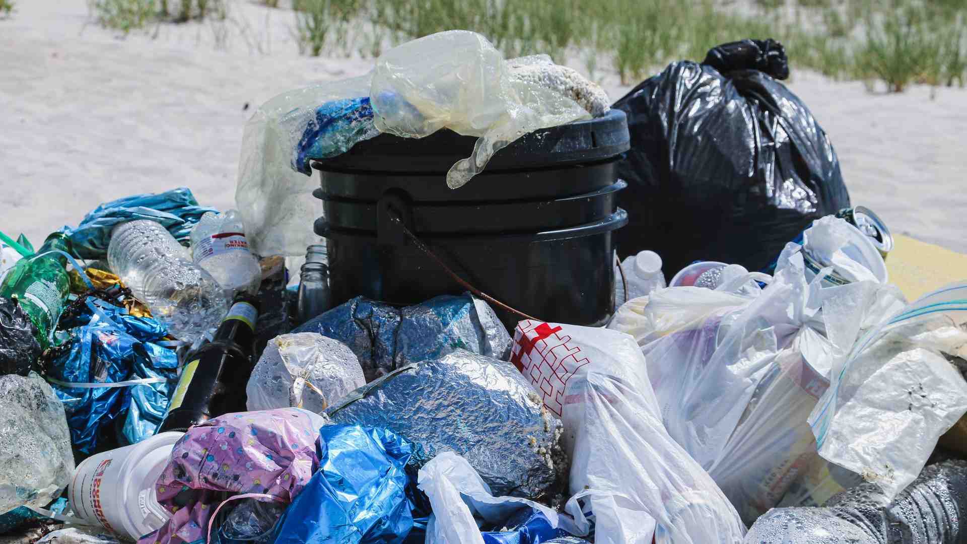 Chi si rimbocca le maniche contro un mondo plastificato