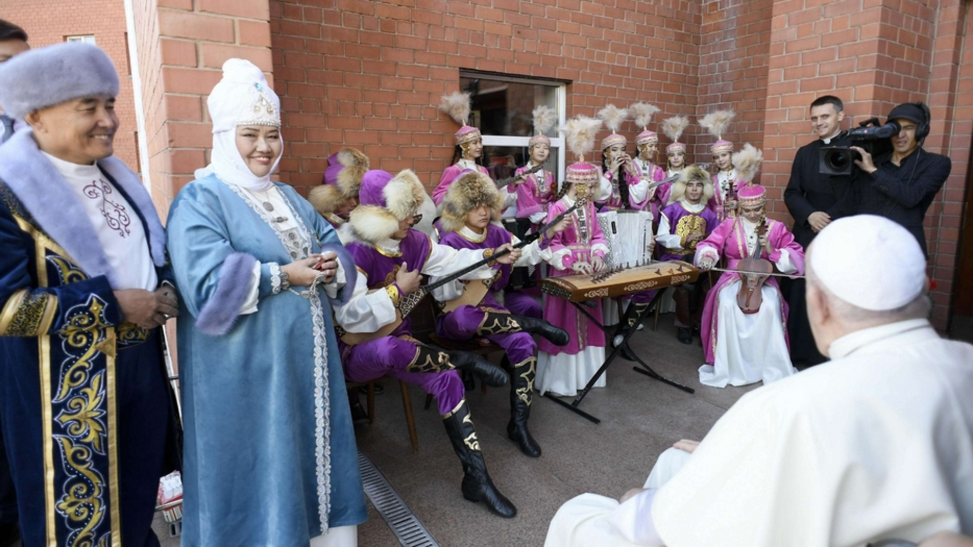 Una speciale famiglia musicale: mamma, papà, 3 figli naturali e 18 adottivi