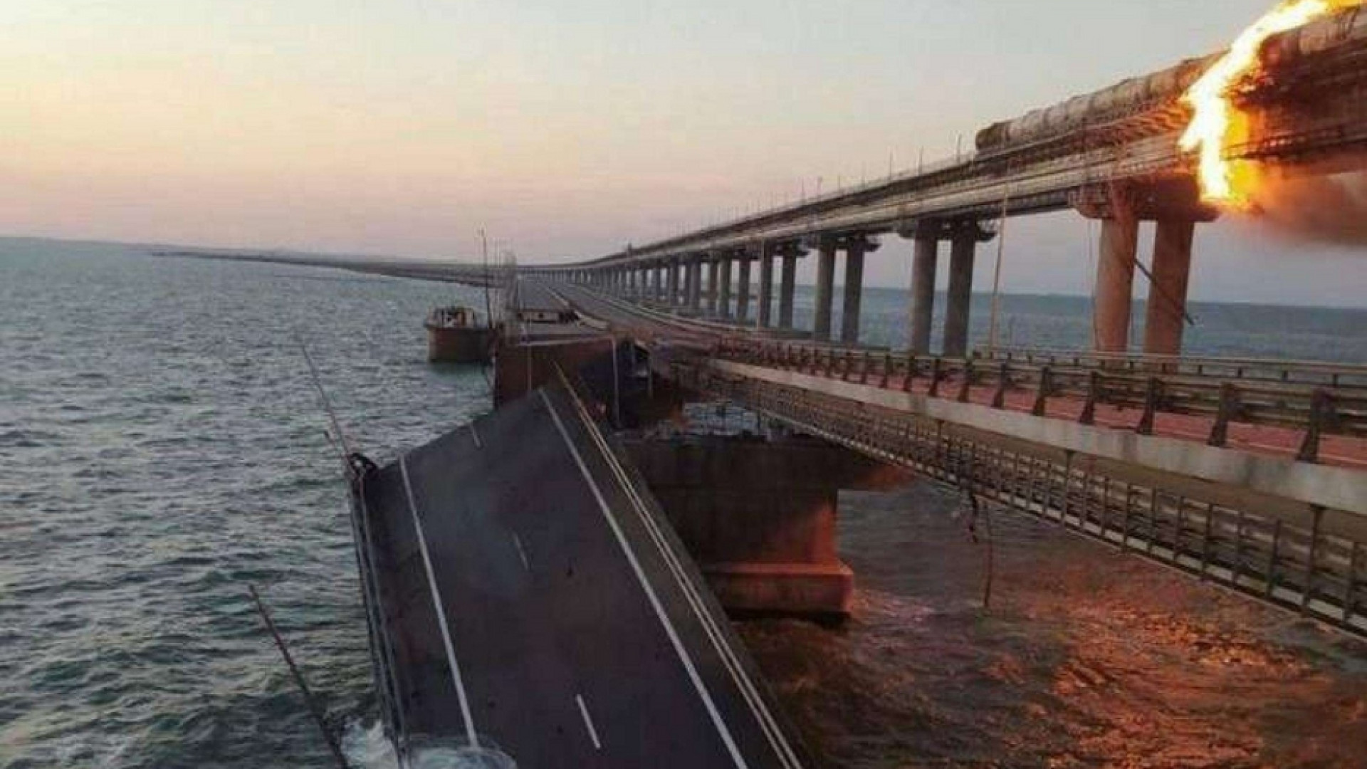 Crimea, in fiamme il ponte di Kerch. Kiev: "È solo l'inizio"