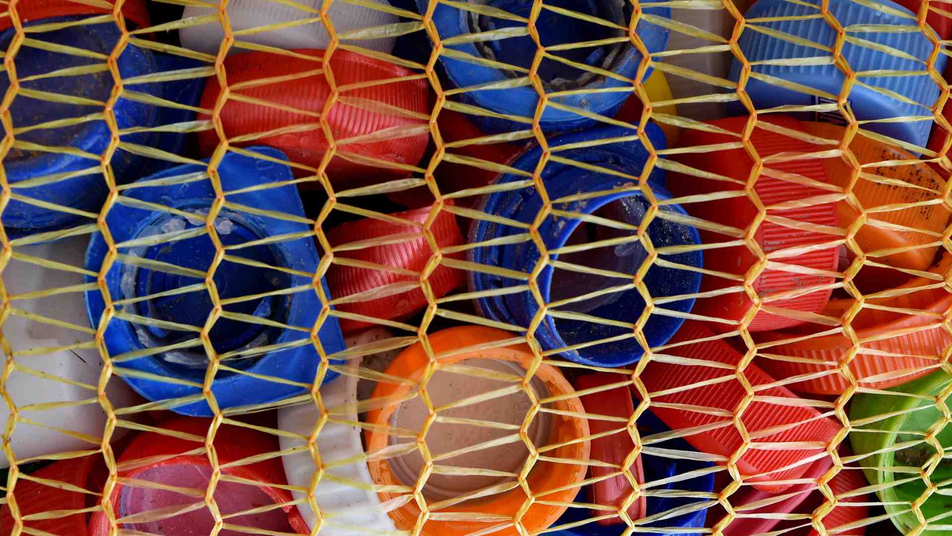 Le bollette mandano in crisi anche il riciclo della plastica