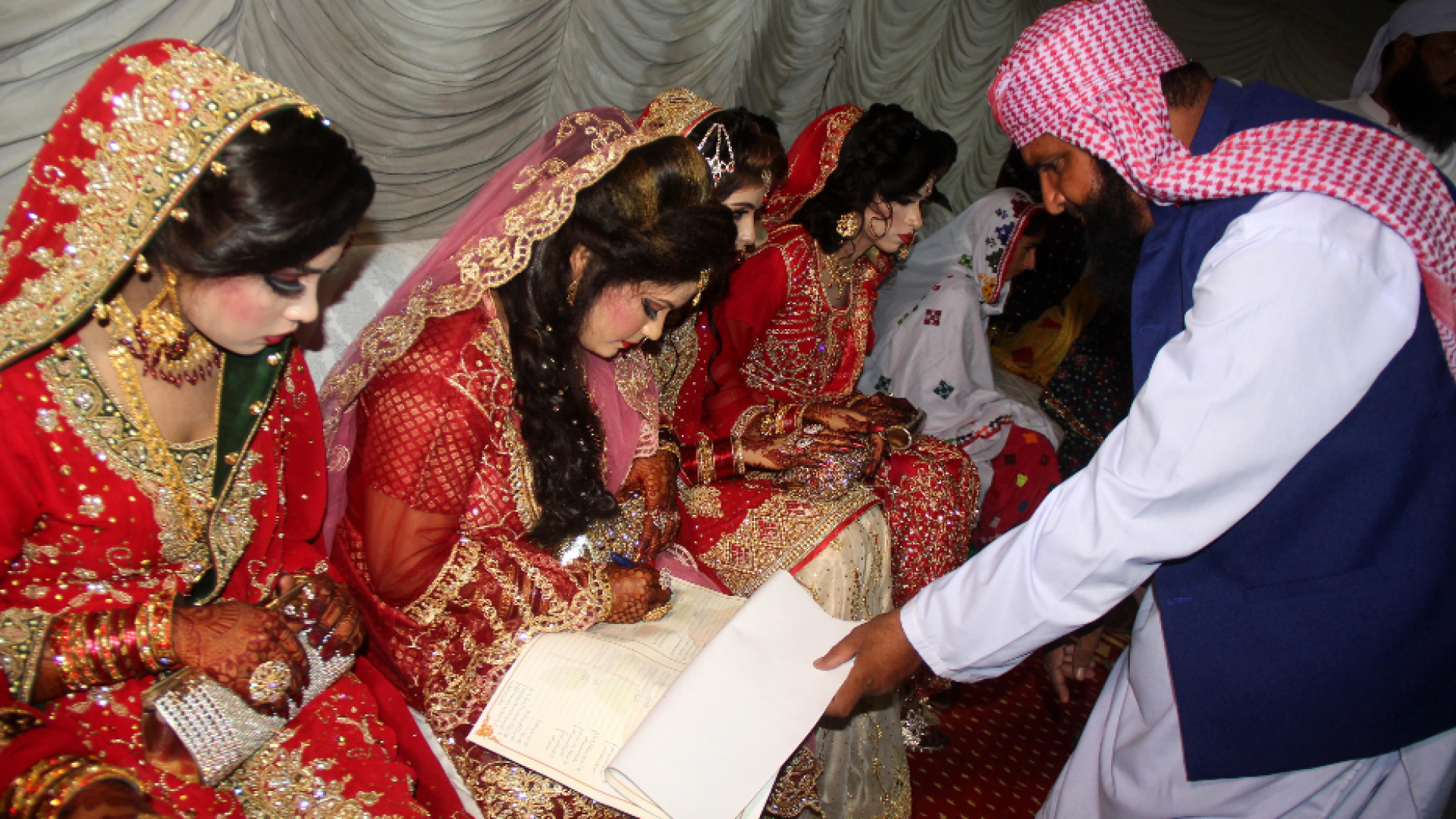 Giovane donna bruciata viva per aver rifiutato le nozze combinate