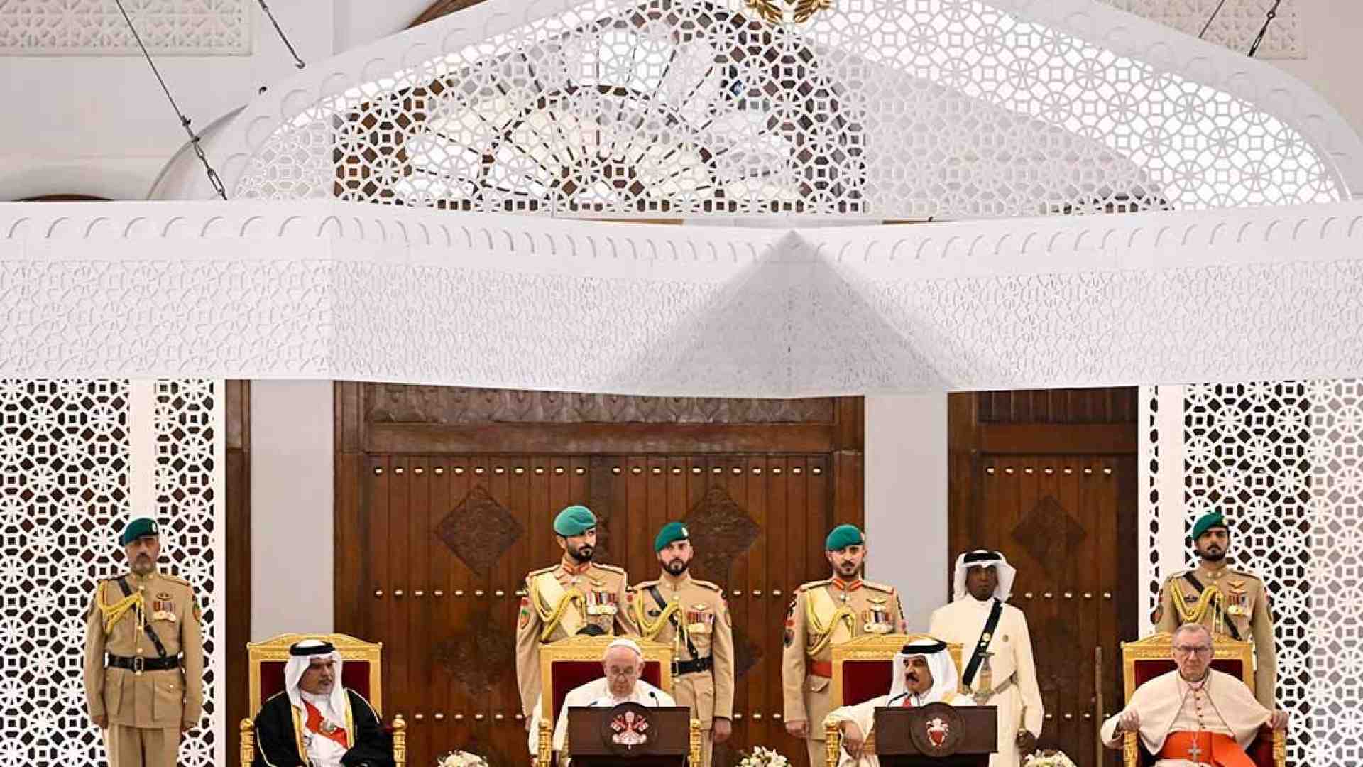 Papa in Bahrein: “Tacciano le armi, guerra realtà mostruosa e insensata”