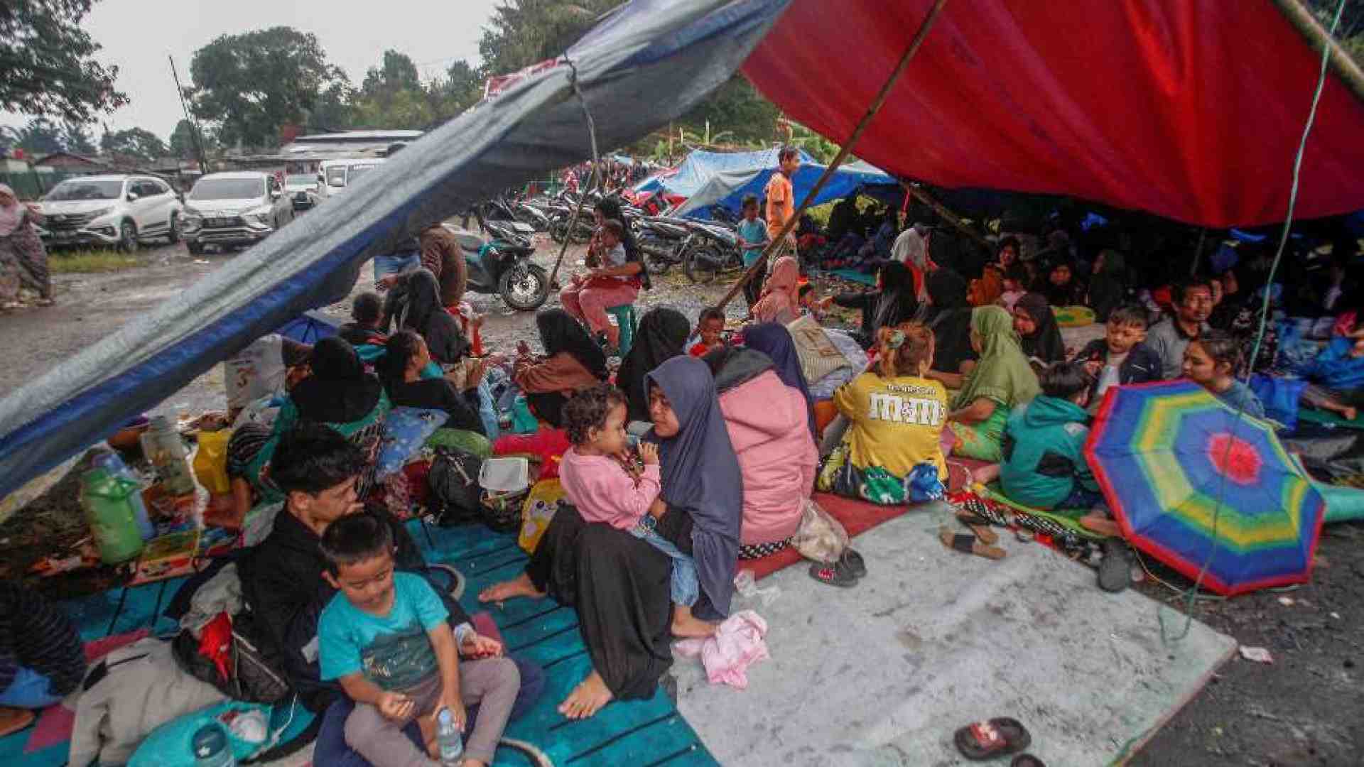Terremoto a Giava: crollate 4 scuole, molti bambini fra le 268 vittime