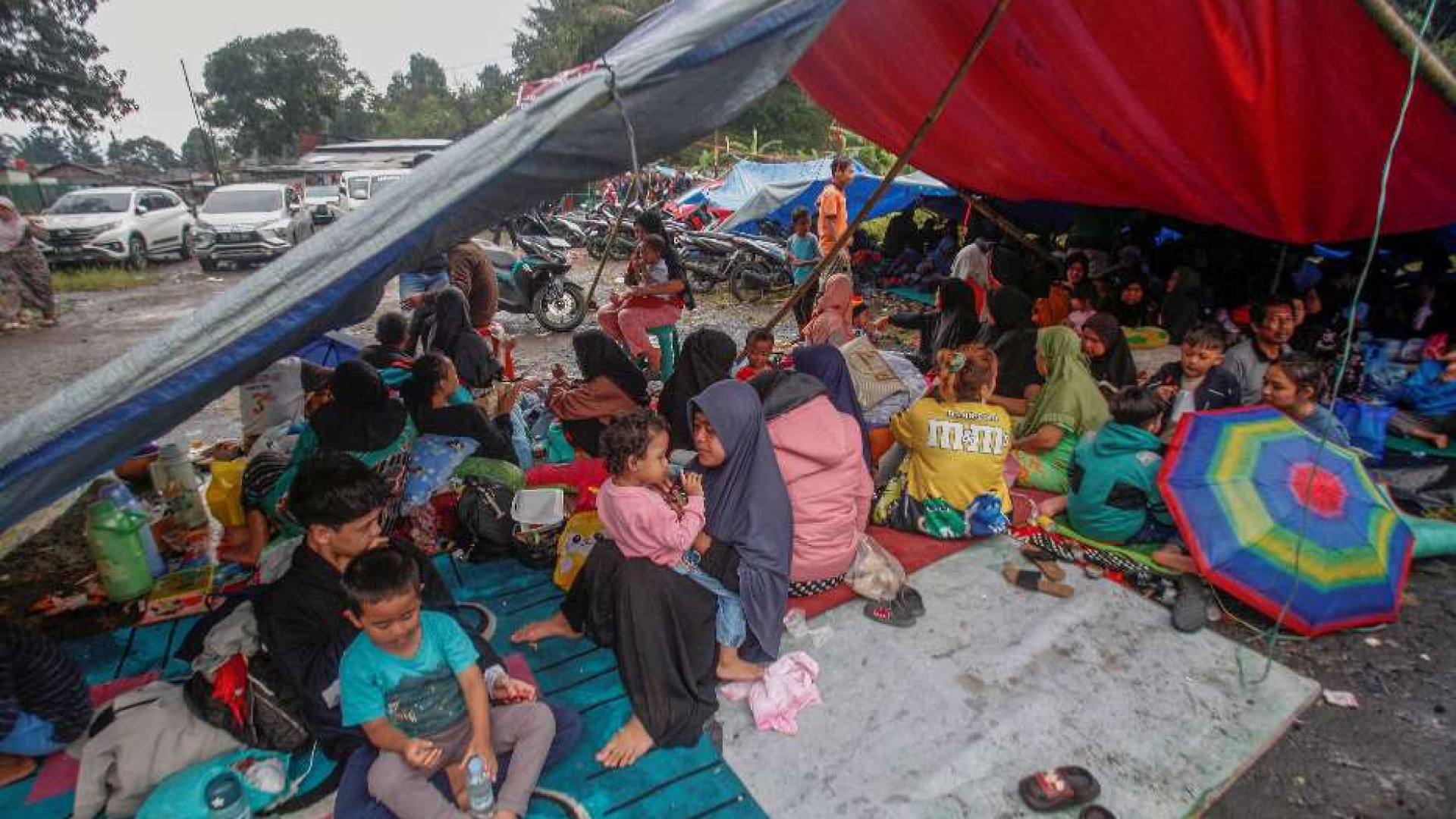 Terremoto a Giava: crollate 4 scuole, molti bambini fra le 268 vittime