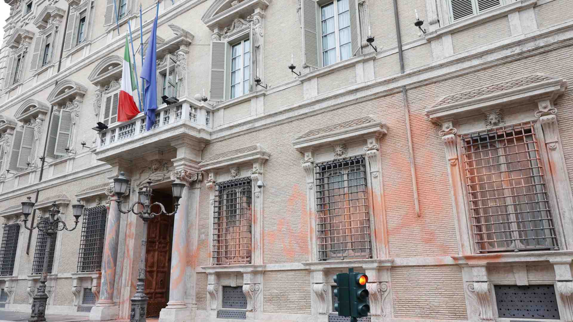 Ultima generazione imbratta il Senato di vernice rossa