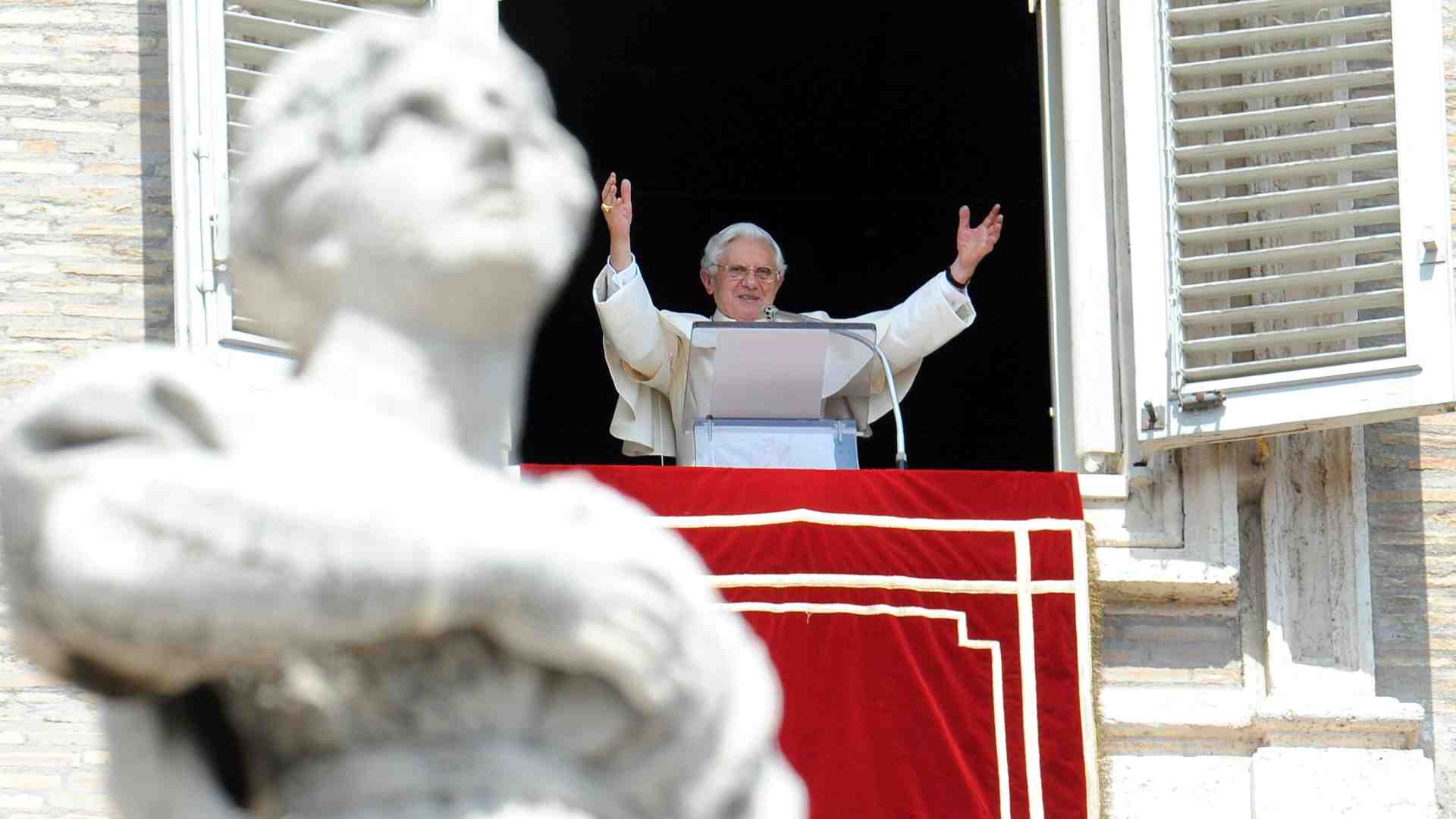 B-XVI vuole la santità della Chiesa e sa che persino il mondo può aiutarla