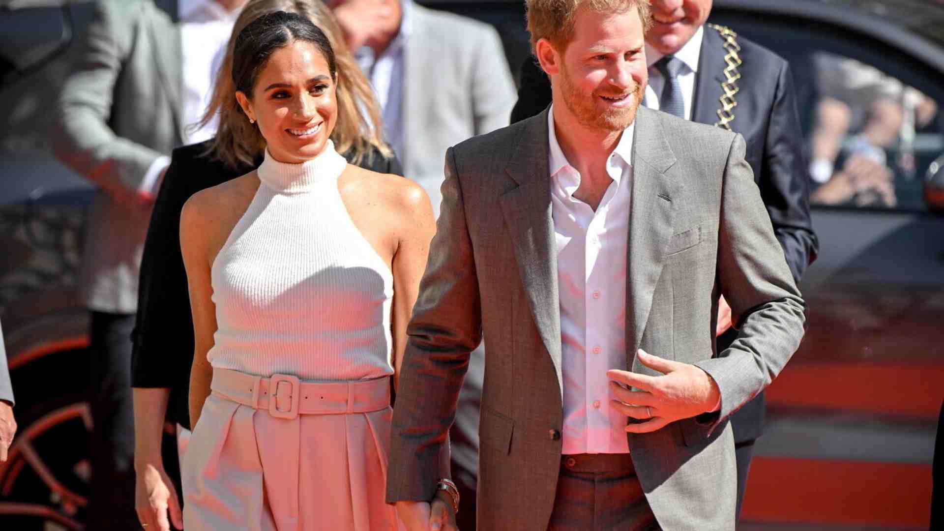 Il dorato e mesto Harry vuole riavvicinarsi al papà re e al fratello principe